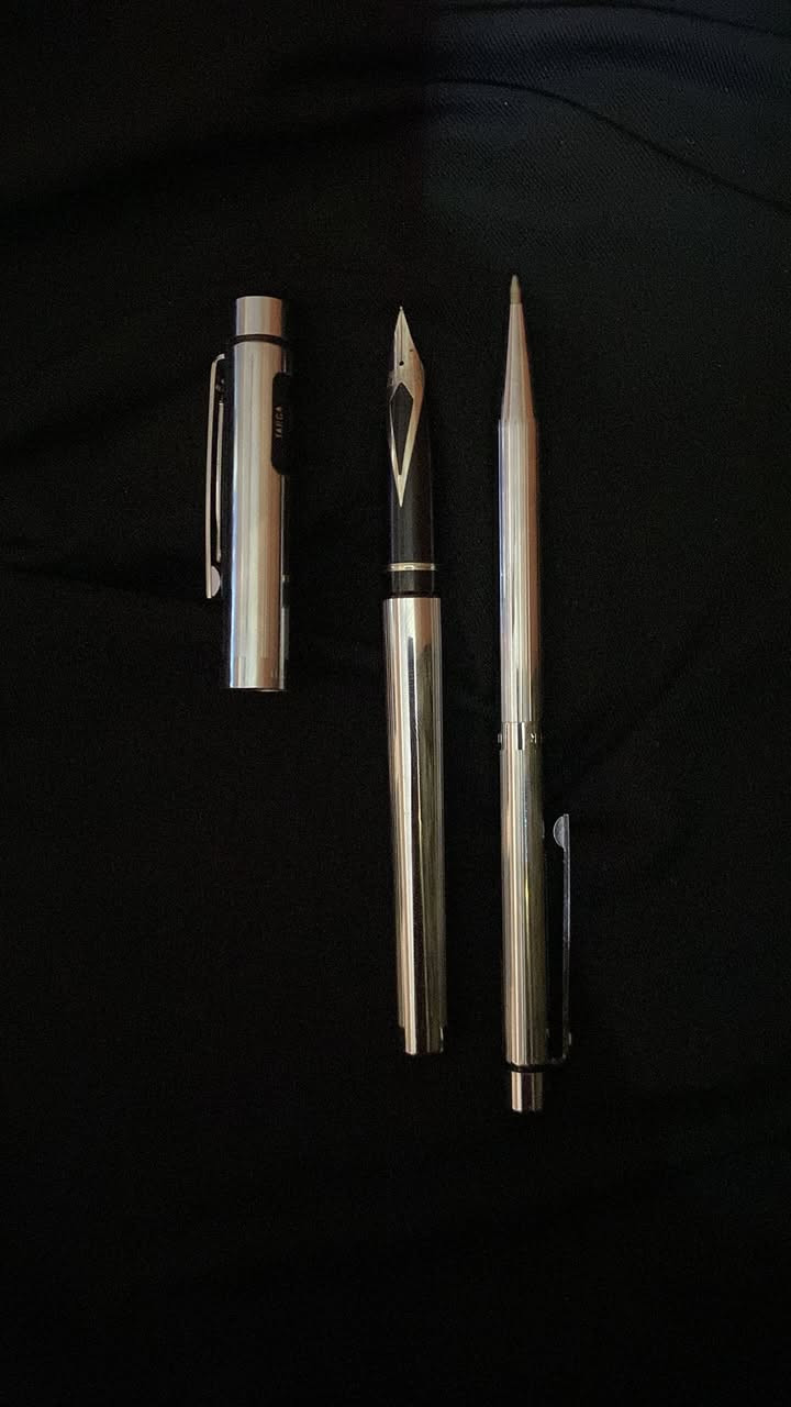 السلام عليكم

متوفر قلمين شيفر تاركا حبر وجاف ازرق جديد غير مستخدم بدون علبه كذالك يحمل سيتكراته الأصليات

ويوجد معه ادريس بوك دفتر تسجيل الارقام للتليفونات الأرضي قديم وجديد فارغ السعر للقطعتين تواصل خاص


**إذا كنت صاحب هذا الإعلان وتريد حذفه لأي سبب، رجاءا أرسل رسالة إلى الدعم الفني**