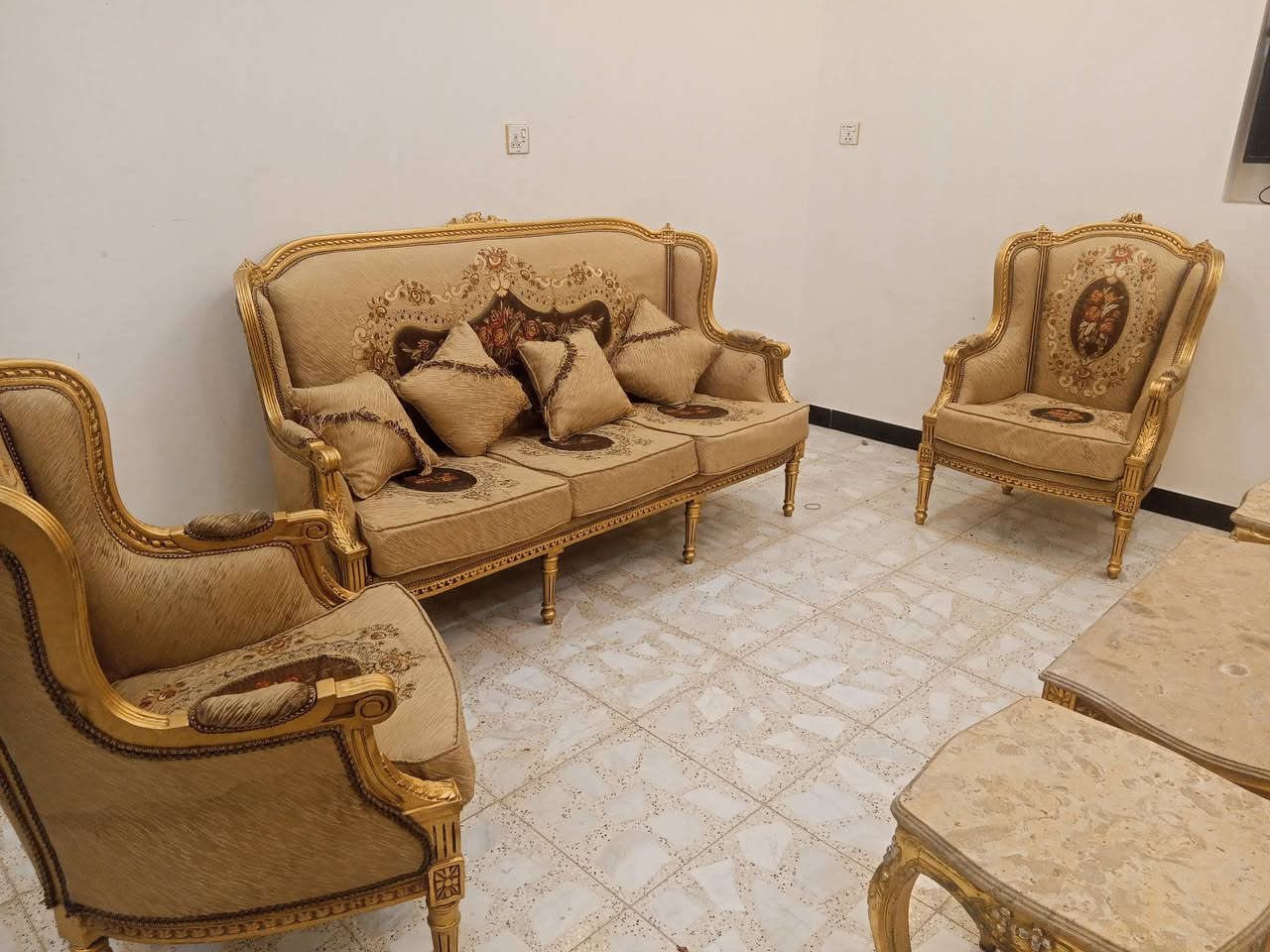 السلام عليكم تخم زان مصري مقعد 10 زائد طبلات كبيره واثنين وسطيات النظافه جيده المكان بغداد تواصل على هذا الرقم واتساب اتصال *********** زائد فاترينه
