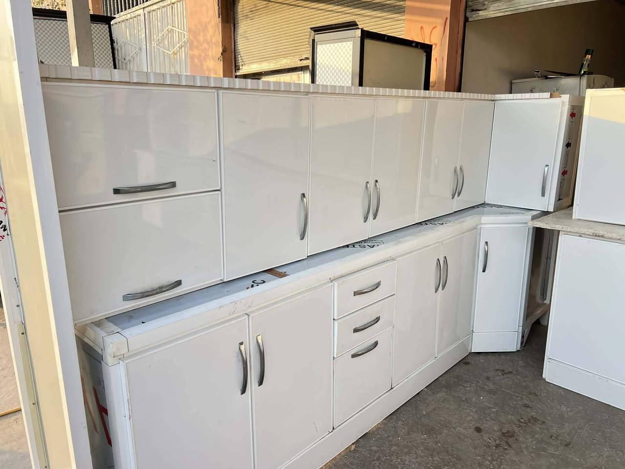 وينهم الوصوني على هيج الوان فصال مو مال سوك مواد تركي لون حلو ومميز نضيف جداا جداا اخو جديد 
كونتر مايحتاج وصف اخو جديد درجه اولى اولى للبيع #بأسعار #مناسبه للاتصال على الأرقام ***********او ***********او خاص محلات ابو امير #موصل_كوكجلي  
#طول الكونتر ٣ امتار
وطول السنك ٣ امتار وطول مكان الثلاجة متر واحد
