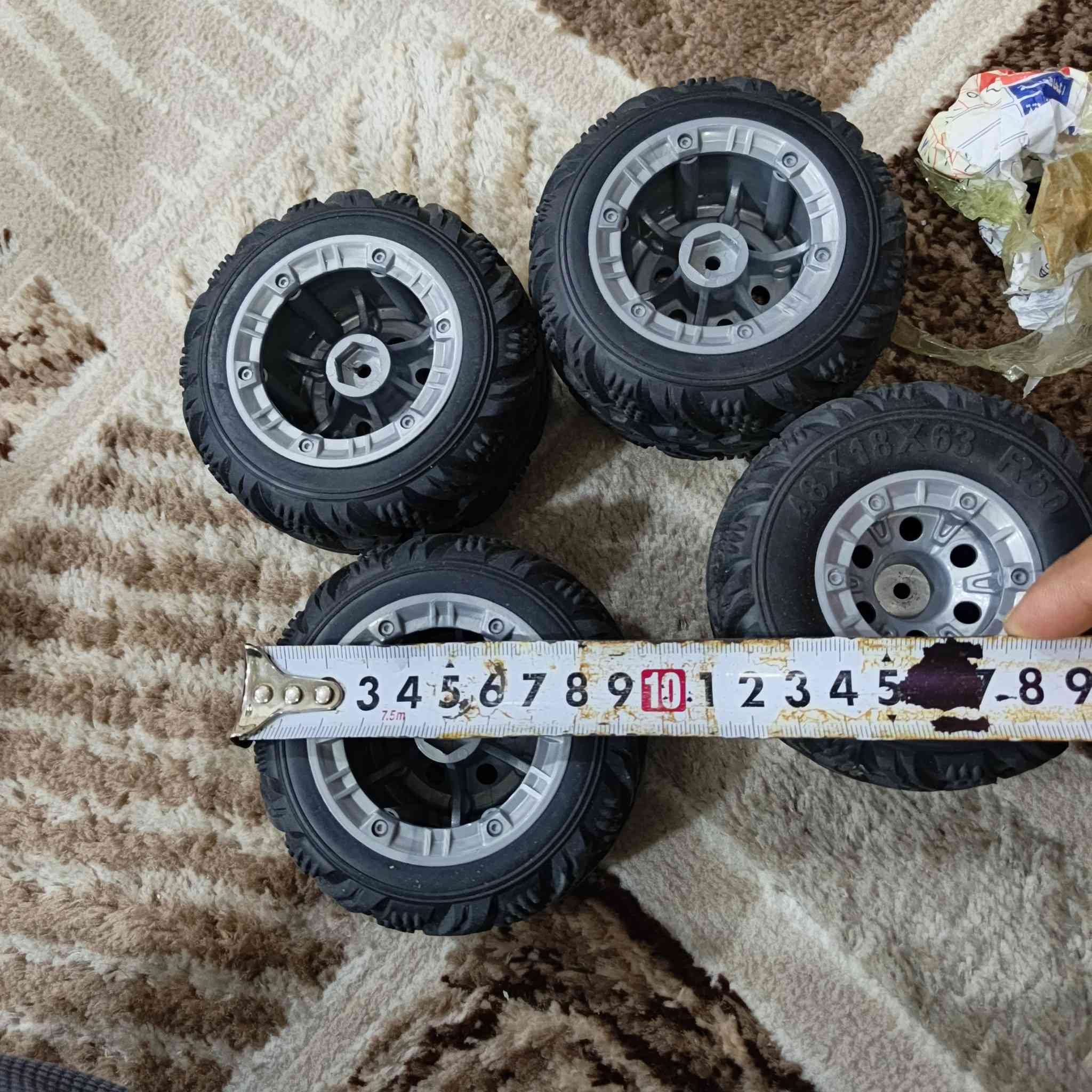 التفاصيل المكتوبة عليها:
RC MODEL
48×18×63
R50
📏 معنى القياس 48×18×63:
عادةً يكون:
63 مم القطر الخارجي للعجلة
18 مم عرض الإطار
48 مم قياس داخلي/قطر الجنط تقريباً (حسب الشركة)
⚙️ المواصفات:
نوع: عجلات مطاطية بنقشة أوف رود
الجنط: بلاستيك بلون فضي
مناسبة لسيارات RC حجم صغير إلى متوسط (غالباً 1/16 أو 1/18)


**إذا كنت صاحب هذا الإعلان وتريد حذفه لأي سبب، رجاءا أرسل رسالة إلى الدعم الفني**