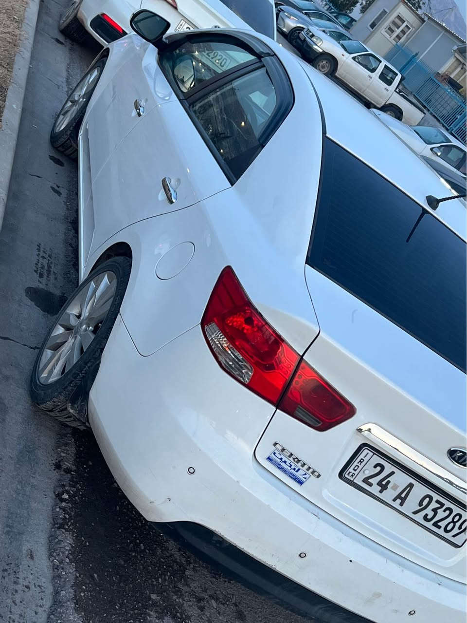 كيا سيراتو 
رقم سنوي جديد
طخم تاير باتري جديد
مرايات شفط تحكمات بلستيرن
ثلاثا كير شفتات كير بلستيرن 
السياره على وضع الشركه
مسجل وتبريد بيانو 
كير محرك بشرط لامفتوح لاملعوب بي 
جاملغ ونص بوند صبغ بلا شاصي بشرط 
المشي180كيلو
رقم تلفون*********** ***********
السعر 103$ دهوك, العراق
