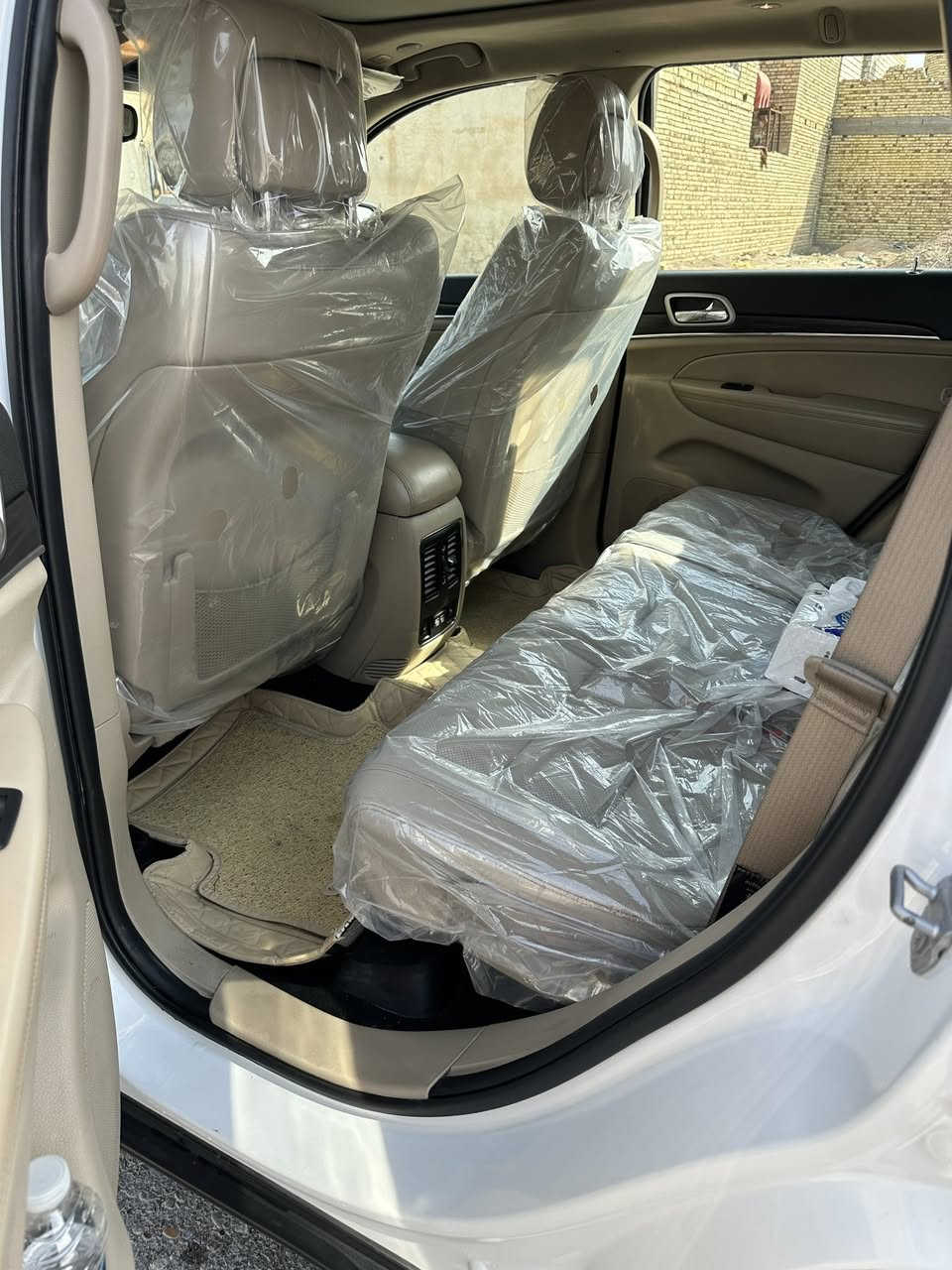 جيب كراند شيروكي  لمتد ( خـليـجـي )
‏‎موديل  (2020  فول مواصفات  
المحرك : V6.  3.6L ‎  
 السياره اخت زيرو 
ماشيه 69
رقم بغداد الجديد بسمي تحويل ثاني يوم  ؟
سياره مكفوله من الصبغ و التبديل و البارد عد جز صبغ بالدعاميه فقط 
سياره جديده جدا
‏‎* المواصفات :
‏‎* نقطة عمياء .
‏‎*داخل جلد 
‏‎* دفع رباعي 4x4 . 
‏‎* فرش المقاعد من الجلد . 
‏‎*المقاعد الأمامية كهربائية .
‏‎* ذاكرة لحفظ وضعيات الجلوس . 
‏‎* المقاعد الأمامية مع تدفئة . 
‏‎* المقاعد الخلفية مع تدفئة . 
‏‎* ويل قياس 20 انج .
‏‎* مقود السائق كهربائي . 
‏‎* تدفئة ستيرن . 
‏‎* فتحت سقف .
‏‎* شاشه كبيرة 8.4 انج .
‏‎* نظام الملاحة (GPS) . 
‏‎* نظام خاص للطرق الوعرة . 
‏‎* مصابيح امامية زنون . 
‏‎* المصابيح الأمامية مع LED 
‏‎* كشافات ضباب بروجكتر زنون . 
‏‎* تشغيل عن بعد .
‏‎* صندوق كهربائي .
‏‎*  حساسات أمامية . 
‏‎*  حساسات خلفية .
‏‎* كاميرا خلفية .
‏‎* بخاخ ماء لتنظيف المصابيح الامامية .
‏‎* مرايا بخاصية التعتيم الذاتي . 
‏‎* مرايا جانبية قابلة للطي . 
‏‎* كار بلي . 
‏‎* محدد سرعة . 
‏‎* نظام تشغيل واطفاء اوتماتيكي للمحرك للتوفير من صرف الوقود . ( Auto Start System ) .
‏‎* نظام بريك اوتماتيكي ( Auto Break System ) .
 السعر 315 وبيها مجال مكان السياره ميسان رقمي ***********
