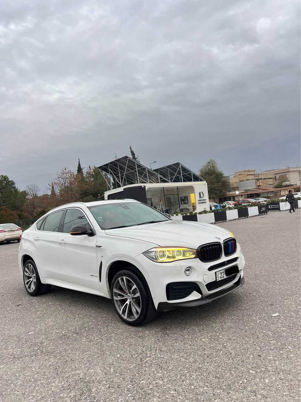 سلام عليكم

BMW X6 35i M Pakeg 2015 

وكالة عروش 

فول مواصفات ١/١ 

M pakeg بيلاد 

داخل احمر 

بواب شفط 

٥ بردة  

كاميرا ٣٦٠ درجة 

رادار ٣٦٠ درجة 

داتاشو 

سماعة 🔊 هارمان كاردن 

صندق شفط 

شاشة خلفي 

Xdrive 

بعد هواي مواصفات  

سيارة كفالة عامة دعامي لدعامي 

بدون صبغ 

كير معرك كل كفالة 

ماشي ١٢١ الف 

مكان سيارة اربيل 

سعر ٢٥٥ ورقة مجال بسيط 

رقم الهاتف *********** 

واتساب موجود أربيل, العراق
