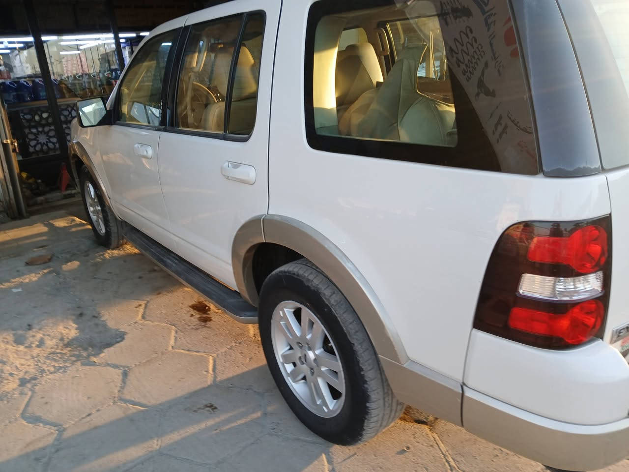 بسبب الوعود الكاذبة  اعاده سيارة فورد اكسبلور موديل 2009 كير جديد محرك جديد مكفول كهربائيات كاملة تبريد ثلاجة حدادية صدر جديد امامي خلفي تطخم تايرات جديد تبريد السيارة 3 قطع 
بيها باب السائق مبدبل بأمريكا دعامية خلفي  السيارة كلين بدون صبغ بدون ضرر سنوية بأسمي ثاني يوم يحول 
السعر 105 وبيها مجال 
العنوان الكرادة قرب محكمه الكراده شارع الصناعي 
***********
***********
