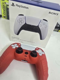 جويستك ps5 الاصلي جديد مستعمل اقل شهر واحد وياه درع من ماركة دوبي الاص...