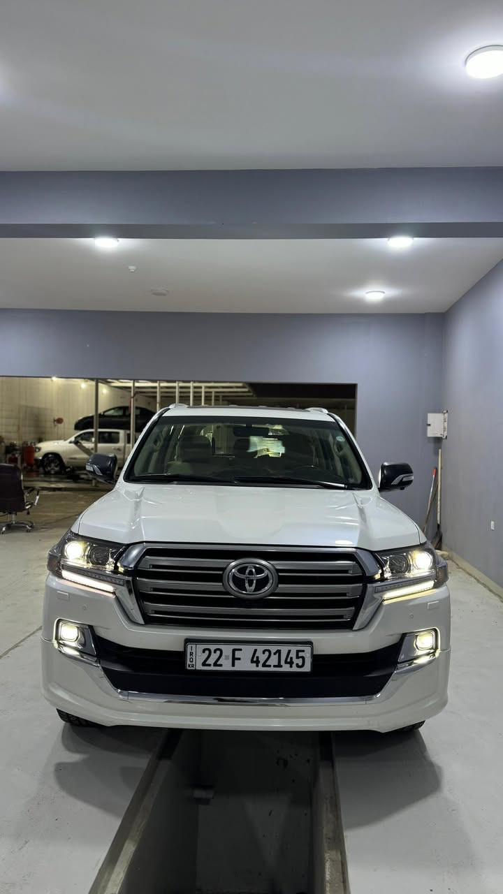 لاندكروز2018  شركه جيهان
ماشيه 130km حقيقي 

كفاله عامه السياره

6سلندر

الموصفات 
.كشـنـات جلد وكهرباء 
.سماعت يدويه 
.مري شفط وقلابه عند الرجوع
.زراك لايت
.حساسات أمامي خلفي
.مكينه6 سلندر
.تشغيل عن بعد 
.تحكمات ستيرن
.مثبت سرعه
.شاشه جبيره
.كامره
.نضام تحديد مسار 

السعر490وبيه مجال قليل

مكان السياره بغداد. السيديه
للاستفسار 
***********
