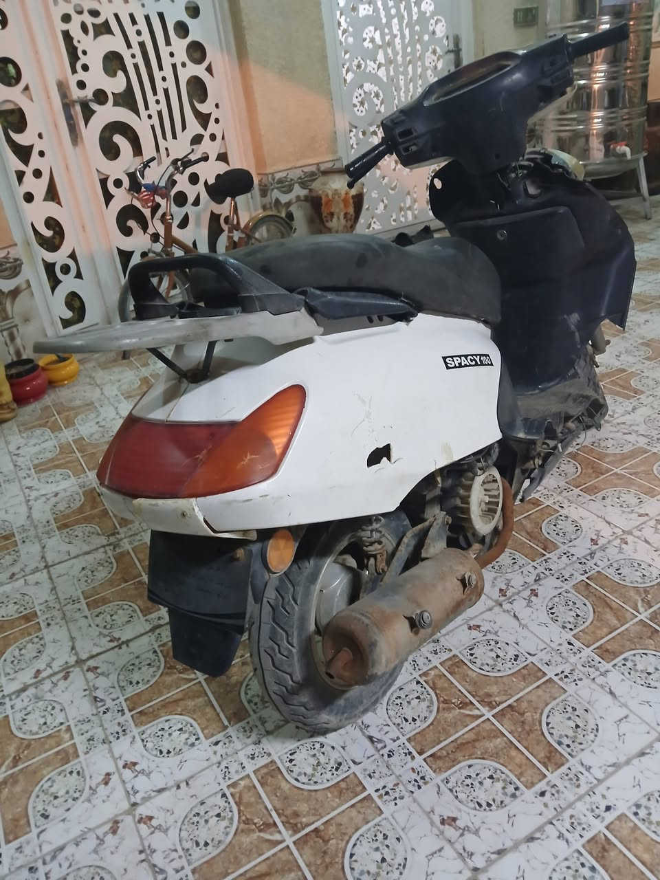 السلام عليكم سبيسي ماليزي للبيع السعر ١٠٠ وبيها مجال دراجه كوم حديد طافيه كابريتر جديده و دبلات أماميه جديد و تايرات جدد رقمي ***********
