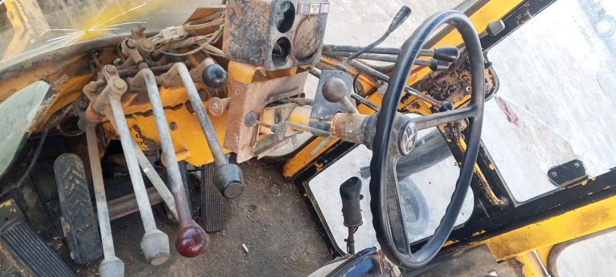 السلام عليكم كريدر فالفو للبيع موديل ٨٢ رقم بغداد *********** مكاني واسط الحفريه مكلف بالنشر السعر ١٠٦ ورقه ***********
