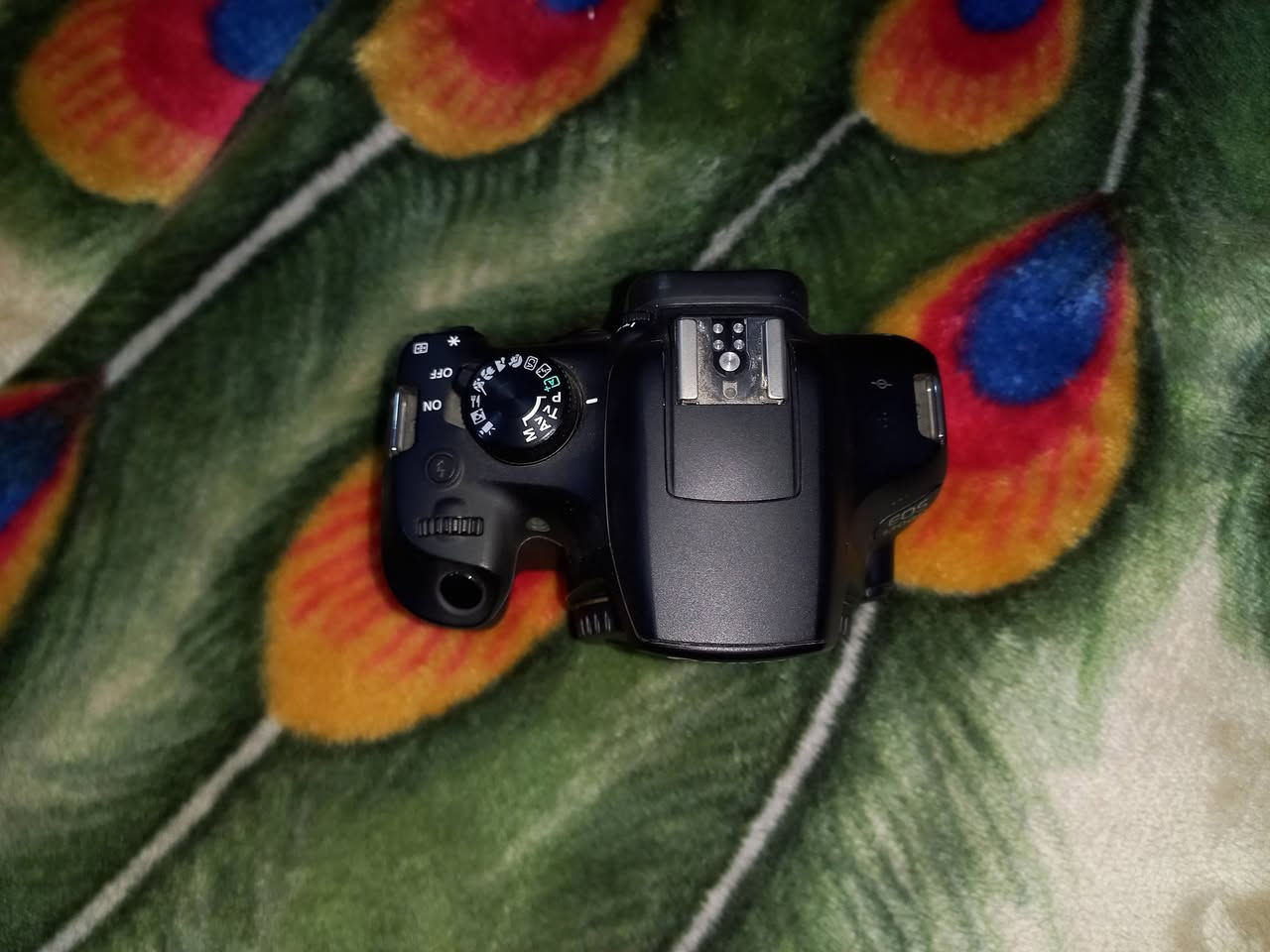 السلام عليكم للبيع كامره كانون d1300 زومها  18-55 واي فاي و معروفه مواصفاتها الكامره مداخله مصلح بيت رام و رام وياها 16GB للإستفسار اكثر *********** السعر 300 ملاحظه الكامره بدون جنطه
