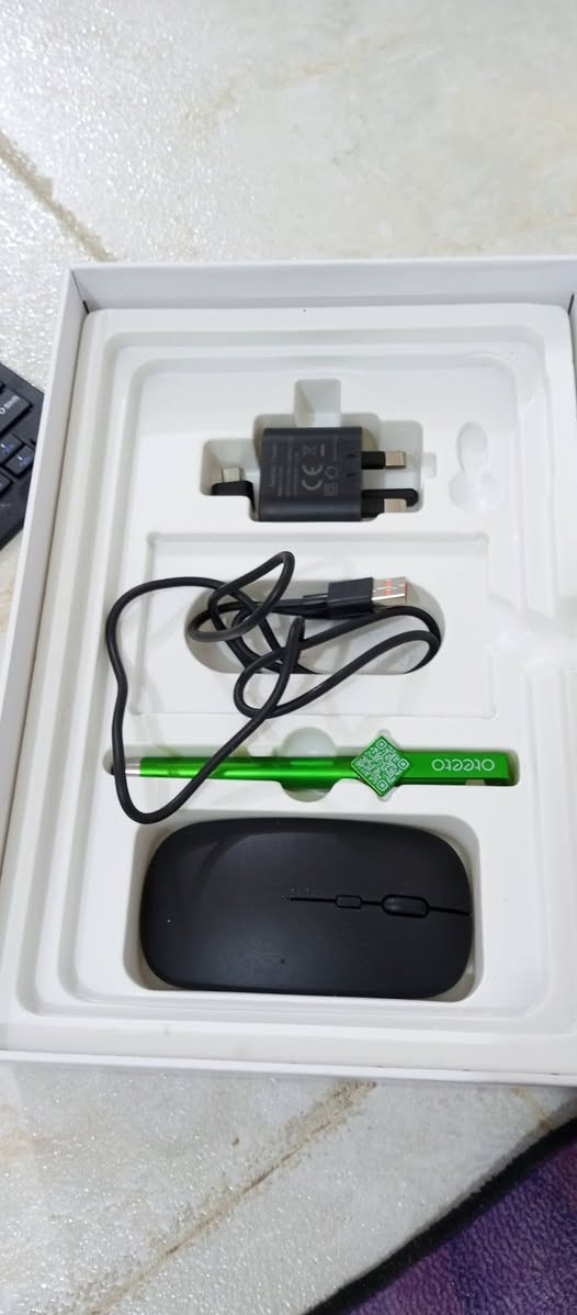 تابلت بنضام ايندرود 14
ذاكره 512 
الرام لداخلي 16 
حجم لشاشه 11
ملحقاته كامله ويا كيبورد وماوس وقلم 
استعمال قليل مستعجل علا بيع 
سعره 90 وبي مجال مكاني نجف 
***********
