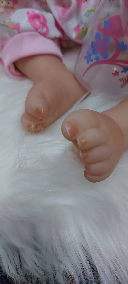💥 بمناسبة عيد الأضحى المبارك 💥 
((تخفيض  صارت ب ٣٠ الف فقط  ))
لعبة من السيليكون الطبي شكل كلاسيكي تجنن من جيل الطيبين فديتها الحلوة 🥰🥰

المواصفات 
"""""""""""""""
💥  سلكون طبي صديق الطفل مع شهادة طبية
💥  العيون واقعية ثري دي تجنن
💥  الملابس درجة أولي 
💥  الأطراف والرأس سلكون أما البطن من القطن 
💥  الشعر طبعي مستعار ناعم قصير
💥 الطول 50 سم 

الملحقات 
""""""""""""👇
ممه
لهاية 
مفرش اللعابه
شهادة 
حفاظة
🌸🌸  🌺   🌸🌸  🌺  🌸🌸

للطلب مراسلتي🌺🌸 ع الخاص🌸🌺
 
تتوفر خدمة توصيل لكافة المحافظات 🚕🚕


**إذا كنت صاحب هذا الإعلان وتريد حذفه لأي سبب، رجاءا أرسل رسالة إلى الدعم الفني**