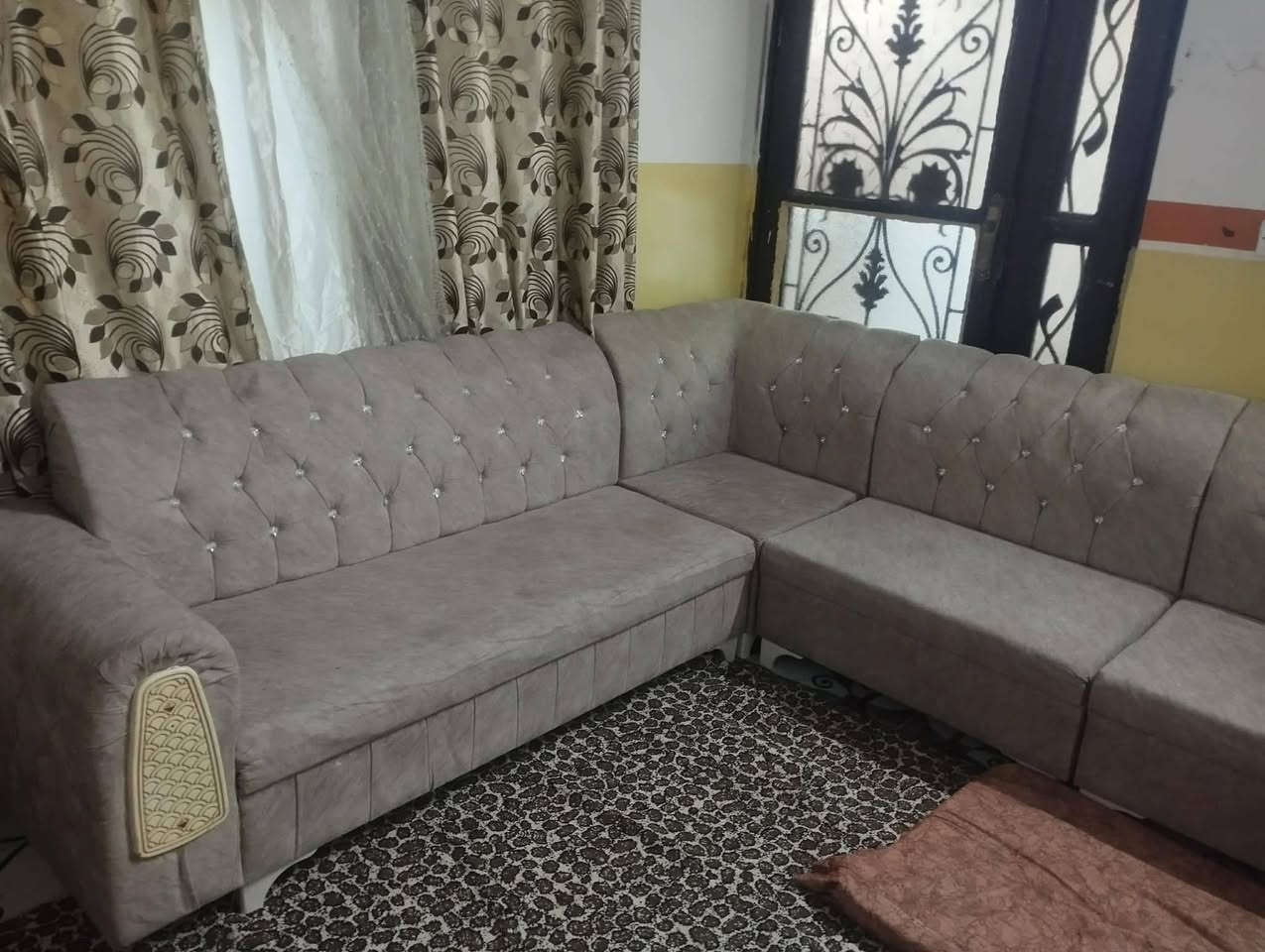 ديوان ٧ أمتار نظيف سعر ١٨٠ بيها مجال بسيط شراي تعال خاص عنوان كركوك عروبه تدللون علينه

العنده غراض للبيع راسلوني *********** او اتصال ع رقم
