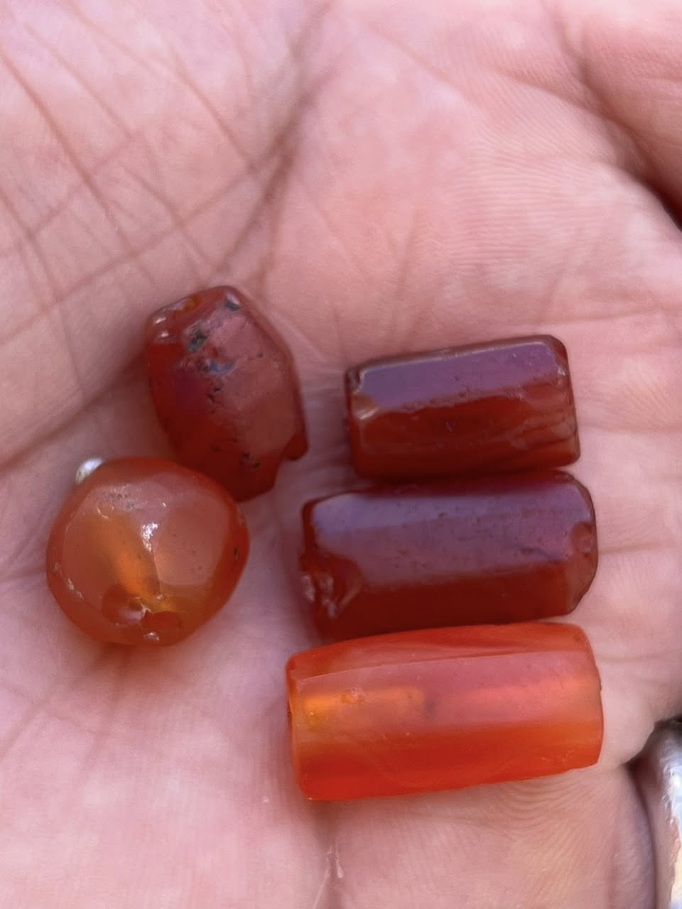 احجار عقيق يماني عباسي قديم كل قطعه وسعرها العنوان الكوت للاستفسار الاتصال على ***********
