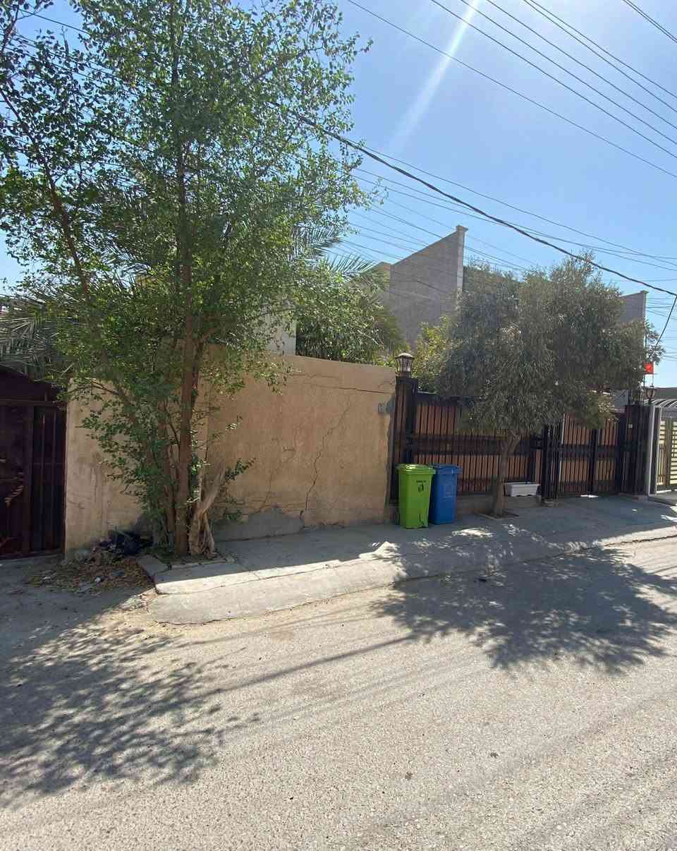 السلام عليكم بيت للبيع السريدات القديمة مساحته330 واجهه10 نزال33 كراج وحديقه واستقبال ومطبخ حار وبارد وهول كبير و5 غرف نوم و4 حمامات للاستفسار الاتصال ***********
