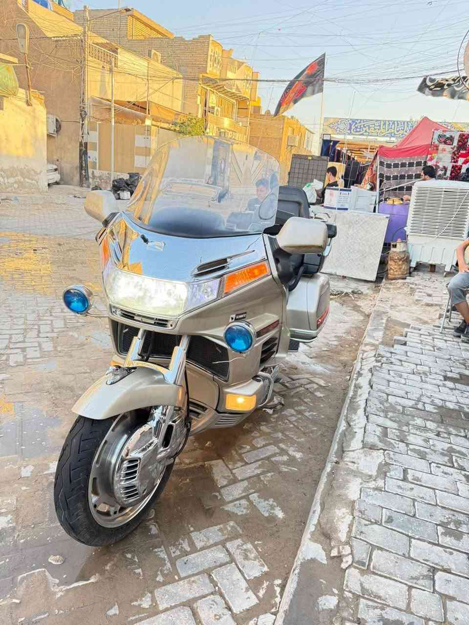 السلام عليكم 
دراجة كولدن 2000 
 محرك 1500
مسجل شغال
جكات شغال
تخم داير جديد
بك شغال 
لايت زنون 
أي نقص مابيها 
للاتصال ***********
