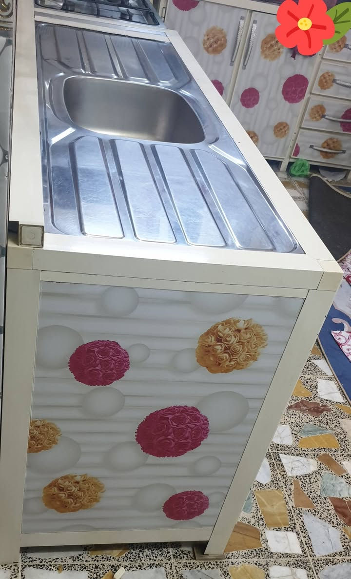 كاونتر نظيف جدا قطعتين مع طباخ وثلاجة نظيفات وشغالات على الفحص *********** ...
