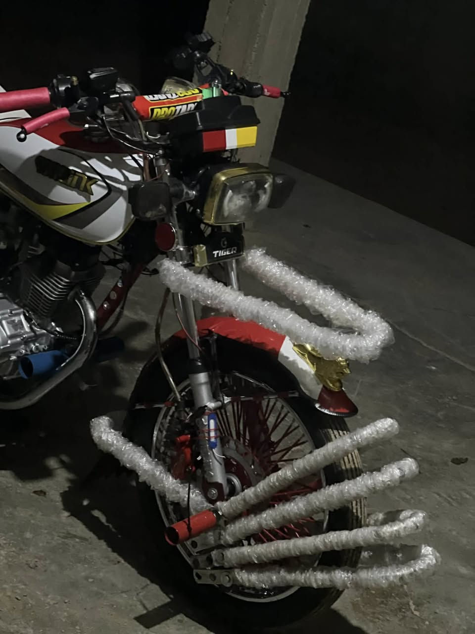 السلام عليكم للبيع.    سونك.       موديل 2023.        محرك شرط.    منفيس.     سويجات.        السعر740وبي مجال.     بيع فقط.      مكان الحويجه


**إذا كنت صاحب هذا الإعلان وتريد حذفه لأي سبب، رجاءا أرسل رسالة إلى الدعم الفني**