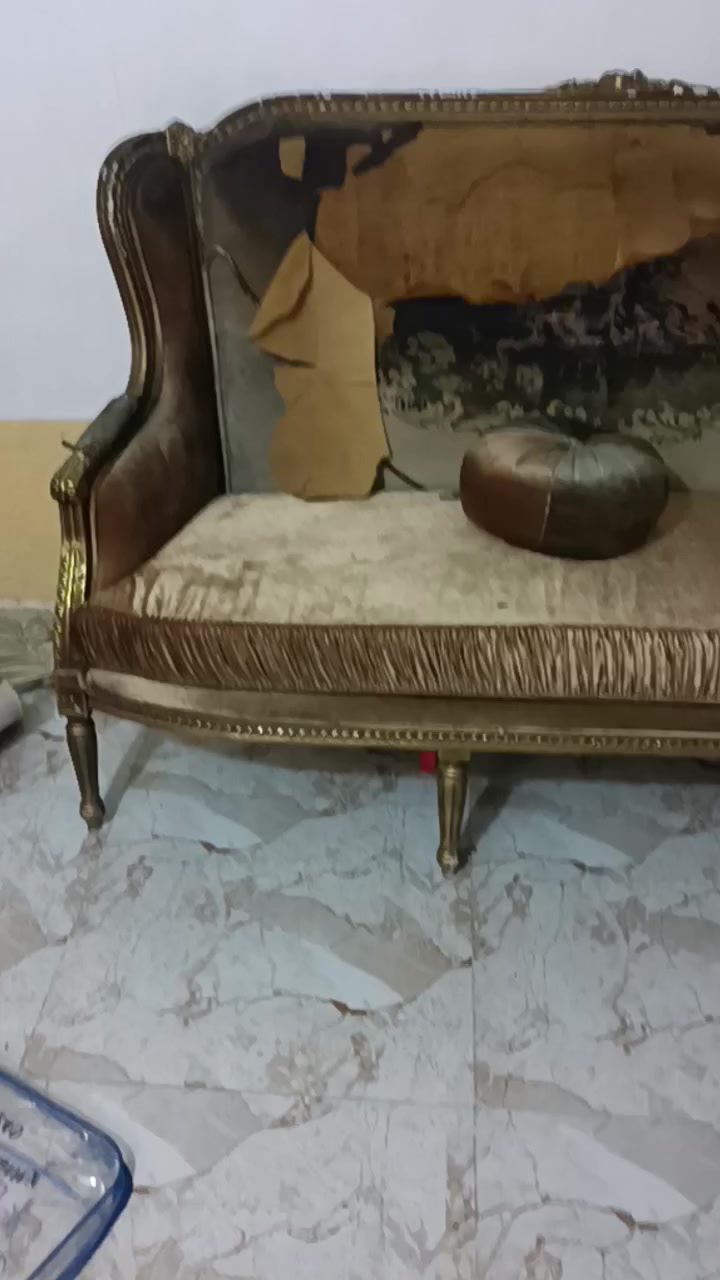 السلام عليكم عندي تخم ملكي محترق شيء قليل عاوزه بس قماش التخم قطعتين كبار واثنين كراسي وعده ثلاجه ثلاجه الكترونيه بس الثلاجه محترق الباب من فوق شغاله شرط الشغل مكاني كربلاء 
***********
