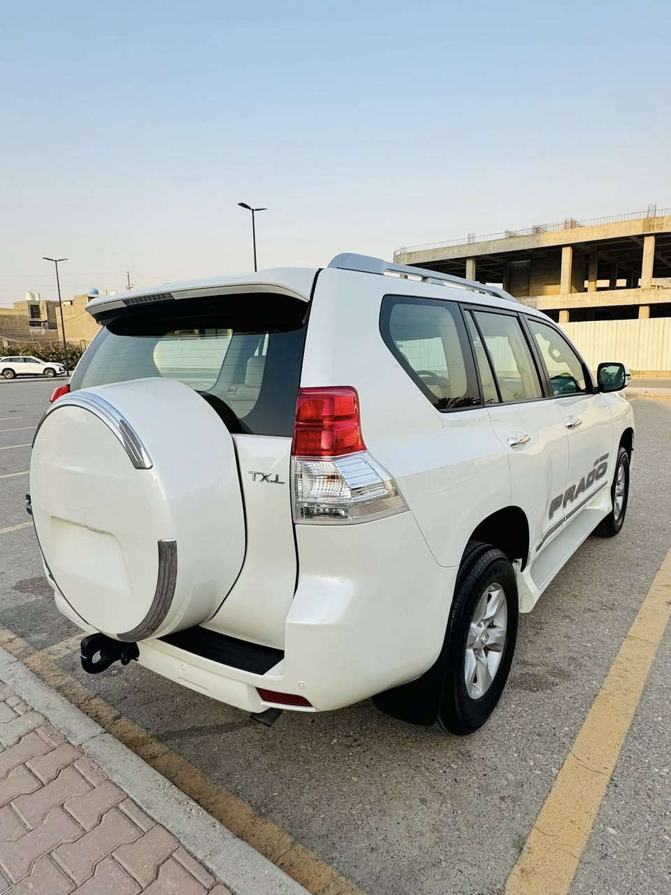 السلام عليكم للبيع برادو موديل 2013 TX.Lكويتيه ماشيه 157 الف سياره رقم بغداد تحويل مباشر سونارهة مرفق مع صور 
المواصفات :
 محرك 6 سلندر 
سياره فتحه 
سياره دبل تانكي 
كامره خلفيه 
شاشه اندرويد 
مري شفط 
فور ويل 
اشاير بل مري 
سياره بصمه عدد 2
__________________________
مكان السياره بغداد حي العدل
***********
السعر294 ورقه وبيهة مجال لشراي
ترهم مراوس حس القناعه
