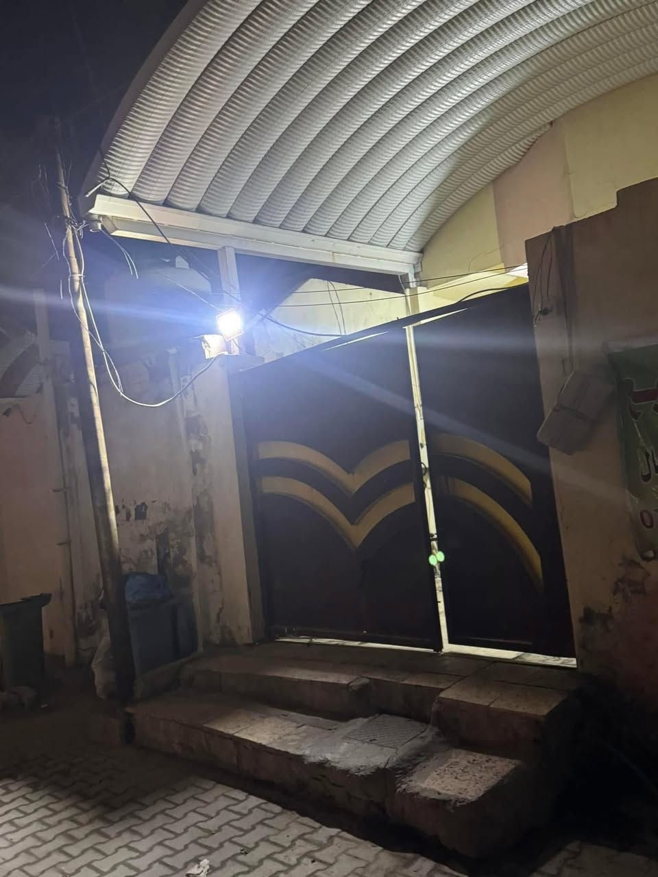 للبيع دار ١٠٠ متر حي القادسيه خلف شارع الزهور قرب مفوضيه الانتخابات على ساحه بناء نظيف بناء ٢٠١٧طابقين ثلاث غرف نوم وصاله واستقبال ومطبخ السعر ٢٠٠ مليون مع المجال للاتصال *********** مجتبى معله او مراجعه مكتب ضي الحسن للعقار النجف الاشرف شارع الكيات مقبل جامع الزهراء
