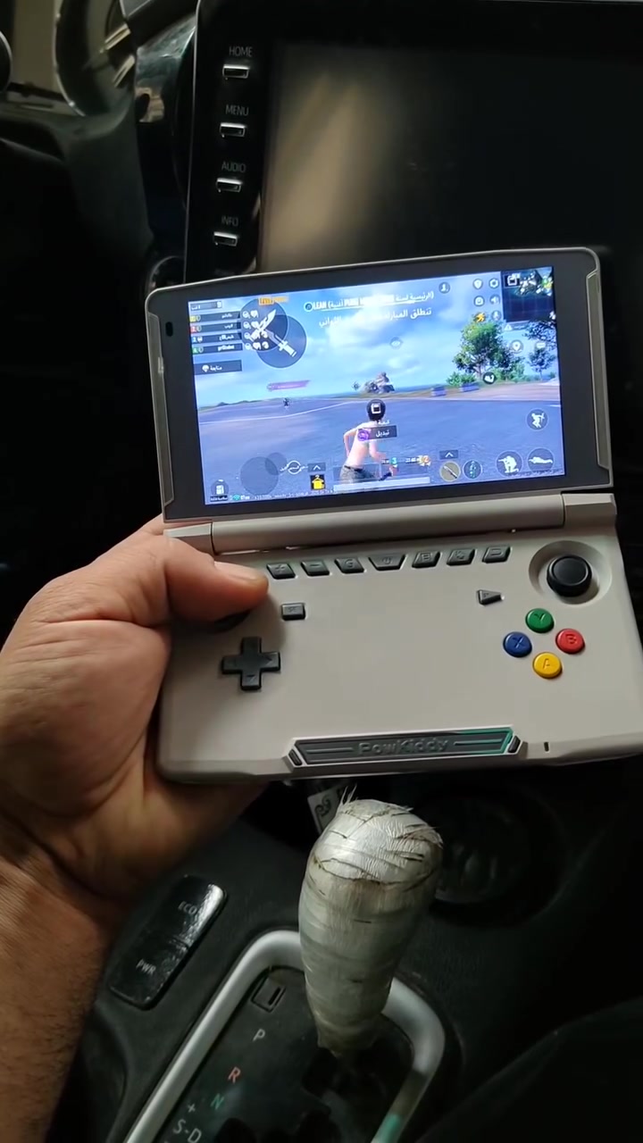 هذا الجهاز هو منصة ألعاب محمولة بنظام أندرويد.الطراز: هو Powkiddy X18S.الوظائف: يعمل بنظام أندرويد ويسمح بتشغيل ألعاب الهاتف مثل ببجي موبايل (PUBG Mobile) كما هو موضح في الصورة.التصميم: يتميز بتصميم صدفي (Clamshell) يشبه أجهزة نينتندو، مع شاشة تعمل باللمس وأزرار تحكم مدمجة.موصفات الجهاز
‫6 مواقع إلكترونيةالمواصفات التقنية الكاملة لجهاز الألعاب المحمول Powkiddy X18S:⚙️ المواصفات الأساسيةالمعالج (CPU): معالج ثماني النواة من نوع Unisoc Tiger T618 (بتردد يصل إلى 2.0 جيجاهرتز).معالج الرسوميات (GPU): من نوع Mali G52 MP2.ذاكرة الوصول العشوائي (RAM): بسعة 4 جيجابايت من نوع LPDDR4X.ذاكرة التخزين الداخلية (ROM): بسعة 64 جيجابايت (تقبل التوسعة عبر بطاقة غيغابايت MicroSD حتى 512 جيجابايت).نظام التشغيل: نظام Android 11.📺 الشاشة والبطاريةالشاشة: شاشة باللمس بحجم 5.5 بوصة من نوع IPS.الدقة: دقة HD وتساوي 1280 × 720 بكسل.البطارية: بسعة 5000 مللي أمبير (توفر عدة ساعات من اللعب المتواصل وتُشحن عبر منفذ Type-C).🌐 الاتصال والمنافذالاتصال اللاسلكي: يدعم واي فاي (Wi-Fi 2.4G/5G) وبلوتوث Bluetooth 5.0.المنافذ المدمجة:منفذ USB Type-C للشحن ونقل البيانات.منفذ mini HDMI لتوصيل الجهاز بالشاشات الكبيرة والتلفاز.منفذ 3.5 ملم لتركيب سماعات الأذن السلكية

جهاز نظافه ممتازه الشراي يتصل 
***********
***********
يوجد توصيل لجميع لمحافظات العراق
