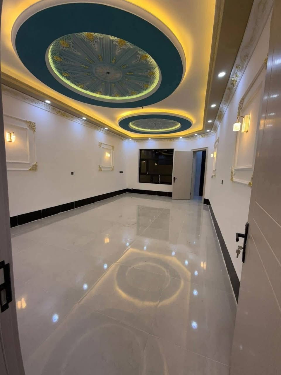 #السلام عليكم 
#دار للبيع زيرو #تكريت الديوم 
#منطقة 14 الف خلف ماركت الزوبعي 
#خلف تجاري
#شغل درجة اولى 
#قرب المدارس 
#مساحة 300 م
10×30
#شارع 15
#طابقين 4 غرف نوم  #وحده من الغرف سويت 
#صالةواستقبال 
#مطبخ حار بارد 
#مناور 2 
#مجموعه صحية 3
#الواجه حجر .#الدار كله سحب 
#السعر ٢٣٠ مليون وقابل للتفاوض 
#للاستفسار/ ***********
