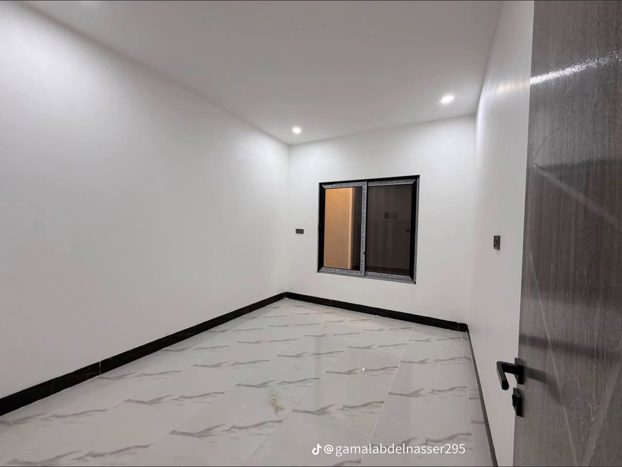 بيت للبيع مساحه 120متر نزال ٢٠ واجه 6 البيت يحتوي طابق ونصف الطابق الاول غرفتين نوم  وصاله واستقبال ومشتملات مشتركه  الطابق الثاني غرفتين نوم 🛌  مع صاله  ومشتملات  وسطح عالي وناصي  مع منضومه تبريد مركزي +منضومةكامرات + منضومة انترنيت   البيت خدمات ماء وكهرب   
 بناء حديث 2025
الموقع غرفة تجاره قريب عالشارع العام 
رقم الهاتف ***********
***********
