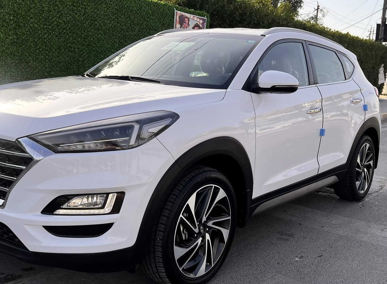 السلام عليكم 
توسان 2020 خليجي مكفولة كفالة عامه لا صبغ لا ضربة لا تبديل لا بارد ماشيه 12 الف السياره اخت الزيرو بعدها بلزكات الشركة رقم بغداد الجديد بأسمي السيارة عله ايد وحده من الزيرو 
المواصفات 
لايت 5 عدسات
بصمة 
شاشة اصلية 
مرايات ضوئية 
ترحيب عند الاقتراب 
حساسات + كامرة دوارة
كشنات جلد 
كشنات كهرباء 
درايف مود
محرك 2000 دوش 
قطعتين تبريد 
وبعد بيها هواي مواصفات
السعر 218 ورقة وبيها مجال 
الرقم *********** 
مكانها بغداد
