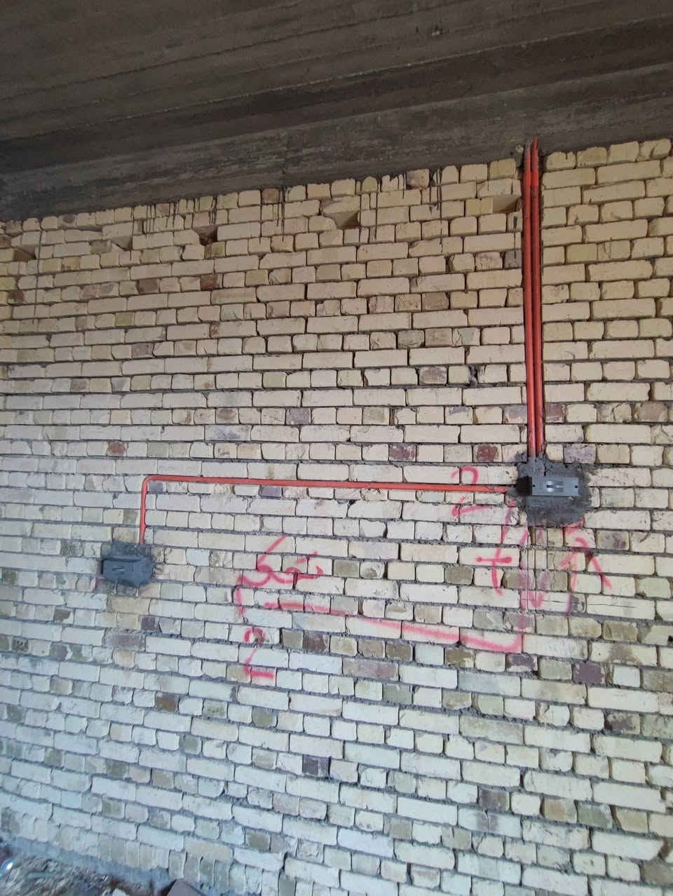 #من_البصرة_الفيحاء
أعمال حفر نزلات منزل طابقين 200 م
مع عمل بوكس بروفايل 
مواد ماستر وملحقاته 
للأستفسار ***********
