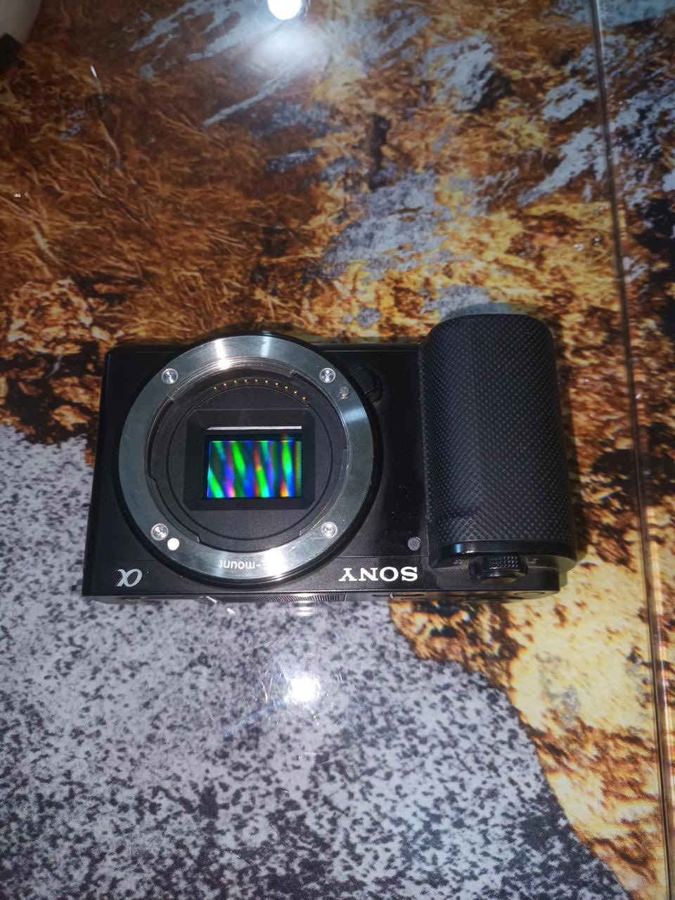 للبيع: وحش السوني Sony ZV-E10 (مستعمل نظافة فول 100%) 📸
لأصحاب المحتوى والفلوقات والسينمائي، متوفرة كاميرا Sony ZV-E10 (Mirrorless) بحالة الوكالة، نظافة تامة جداً (فول نضافة) مع أقوى عدسات العزل والحدة:
الباكيج الأول (للعزل القوي والحدة):
• الكاميرا: Sony ZV-E10 (جهاز نظيف جداً والسنسور مراية).
• العدسة: Sigma 30mm f/1.4 DC DN (Contemporary).
• الأداء: فتحة عدسة عملاقة f/1.4 تنطيك عزل خلفية (بوكيه) خيالي وأداء جبار بالإضاءة الضعيفة.
الباكيج الثاني (للبورتريه والنتائج الاحترافية):
• الكاميرا: Sony ZV-E10.
• العدسة: Sony FE 50mm f/1.8.
• الأداء: عدسة فول فريم، تعزل الخلفية بشكل احترافي جداً ومثالية لتصوير الأشخاص واللقطات القريبة.


**إذا كنت صاحب هذا الإعلان وتريد حذفه لأي سبب، رجاءا أرسل رسالة إلى الدعم الفني**