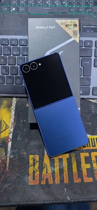 🔥 Galaxy Z Flip7 🔥 لون أزرق فاخر يلفت النظر 💙  جهاز مستخدم شهر واحد فق...