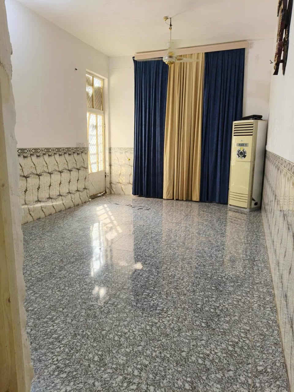 السلام عليكم بيت للبيع مساحه 140 متر
حي العسكري قرب مدرسه كميل
 استقبال 4×6
 وحمام تواليت خارجي
ومطبخ وصاله
وحمام داخلي
وغرفه 4×5
و طابق الاول غرفه 4×5
الارضيه كله بورسلين درجه اولى والحزام كله سيراميك
سطح البيت شتايكر / بناء طابوق السقف صب والارضيه رباط
بناء جديد 2020  السعر 65 نهايته
الاتصال ***********
