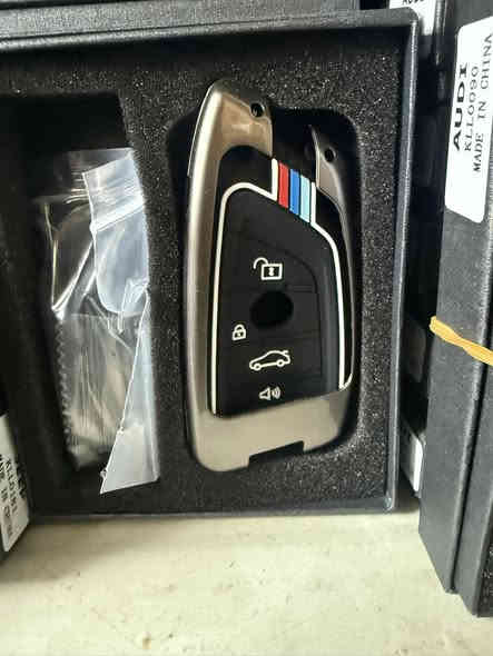 �
🚘 متوفر الآن - كفر سويج + بصمة BMW 🏁

✨ تصميم فاخر ومميز
💎 خامة عالية الجودة
🎯 يعطي شكل أنيق للمفتاح ويحافظ عليه من الخدوش

🔹 متوفر باللونين: الأسود × الذهبي – الأبيض × الذهبي
📍 الكمية محدودة

📩 للطلب أو الاستفسار الرجاء التواصل على الوات ساب ***********
