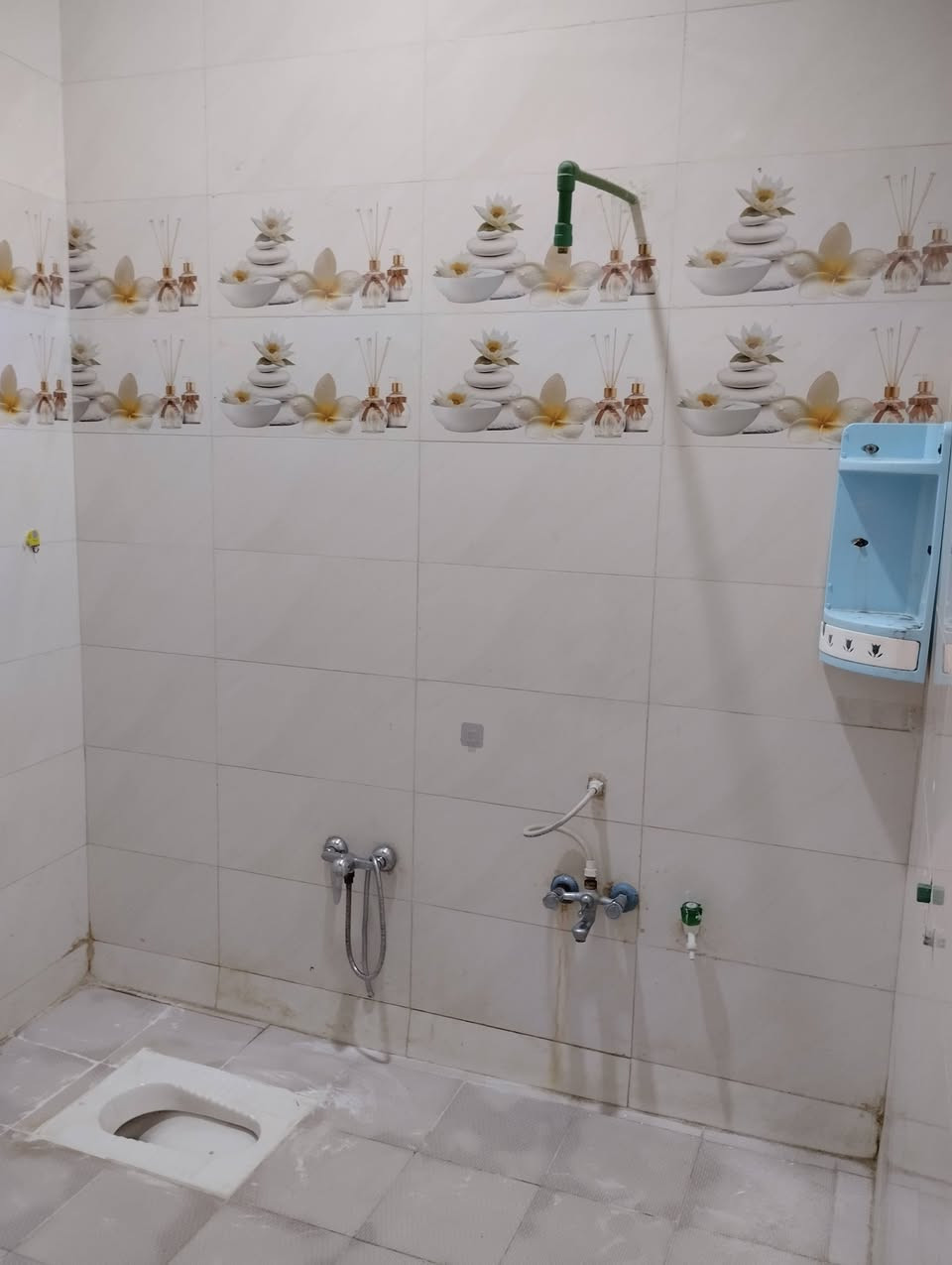 بيت للأيجار في مناوي لجم بناء حديث خلف المول يحتوي على غرفتين وهول ومطبخ حمام ومنور التواصل ***********6
