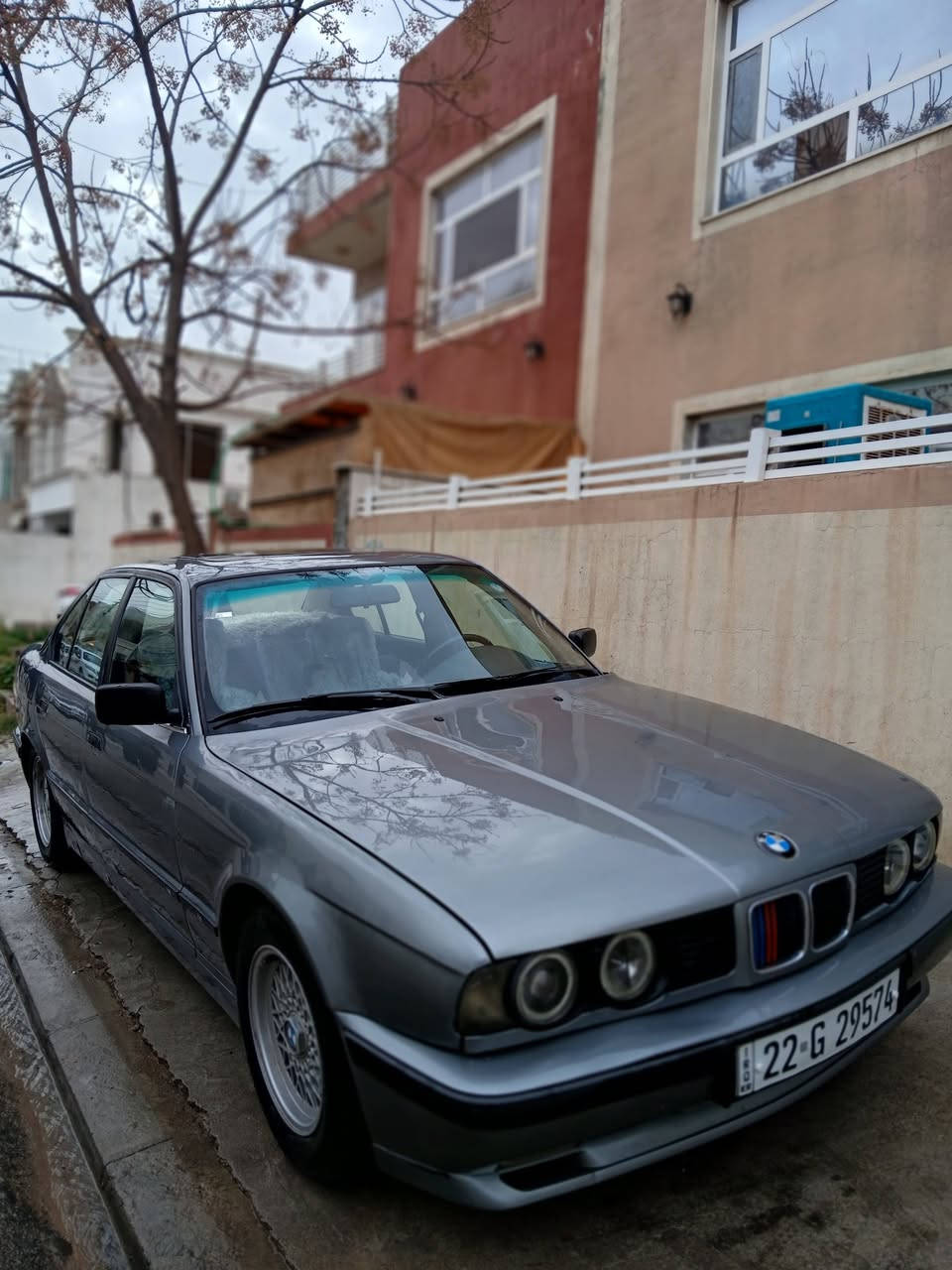 بي ام دبليو موديل 1991 حجم 520 مسكر كير عادي
كير مكينه تبريد تدفئه بشرط 
صبغ عام للجماليه بيها ضربه خفيفه جاملغ خلفي جهه السكن 
 سلايت - جام كهرباء - تخم تاير جديد 
سنويه و هزه جديده بأسمي شرط التحويل 
سياره جاهزه بدون مصرف 
بيع او مراوس 
مكاني اربيل 
***********
