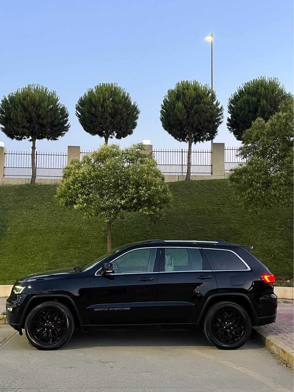 Jeep grand cherokee 2017 limeted
4x4
جێپ گراند چیرۆکی
خلیجی سفری شەریکە هارلم
مواسەفات lemited دەبڵ ئەکسل
(ناو زەرد،پانۆراما ،کوشن خەزن+سارد و گەرم ، کەلە دیڤیدی سوکان هیتەر+ ڤۆلیۆم ،شاشە گەورە، سنوق جەگ، حاسەی پێشو دوا ،…..)
auto start/stop , DVD, 
 150 هەزار مایل ڕۆشتووە
گێڕ و مەکینە نەکراوەتەوە و کارەباییات و حەماوە بەشەرت 
تەبرید مەزبوت سارد و گەرم بەشەرت
تایەی تازەیە ، ڕۆنی تازە گۆڕاوە سێرڤس کاملی کراوە
سەیارەکە کامل بۆیاخ کراوە بێ ناو پێشو دوا کەپس 
ئێرباگ تەقیوە دانراوەتەوە 
💵سعر ١٧٦ گەڵا و معەمەلەیەکی کەم
📍شوێن:سلێمانی
☎️ : ***********
سيارة صفر شريكة هارلم 
(فول مواصفات، ليمتد،كشنات خزن +هيتر ،تبريد،  دبل اكسل 4x4 شاشة كبير dvd , ستيرن هيتر بانوراما ،حاسات امامي و خلفي تايرات جديد زيت محرك جديد،..
١٥٠ الف مایل ماشی

كير محرك ما مفتوح كهربائي حماوة كلش بشرط 
سيارة صبغ عام بجم كبس بدون دواخل
ارباكات طك بس مبدل بلادية
💵سعرها ١٧٦ ورقة و بيها مجال بسيط
📍مكان : سليمانية 
***********:☎️ السليمانية, العراق

