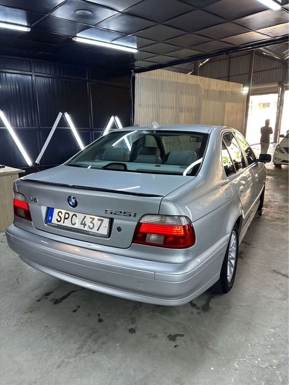 BMW 525
مۆدیل / 2001 
دەبڵ دیجیتاڵ 
سەیارەکی تا بڵێی خاوین و جوانە لەسەر دەقی شەریکەی خۆیتی
بەو شەرتەی بۆنی شەریکەی لێ بێت گوشین جلد و تەبریت مەرکەزی سلف و تەبریتی یەکە 
مەنەفێست ابراهیم خەلیل پاکانەی بە شەرت
بەبێ سبوغە بەس بن دەرکەی بەنزینی بستەک سبوغە  یەک قۆپی گچکەشی لەسەر بۆنیتی هەیە چاک نەکرایتەوە وەک کەمەک تەزرەی هەیە نرخەکەشی 85 وەڕەقە و مەحامەلەکی براینەشی تێدایە  
بۆ پەیوەندی کردن : *********** سوران, أربيل
