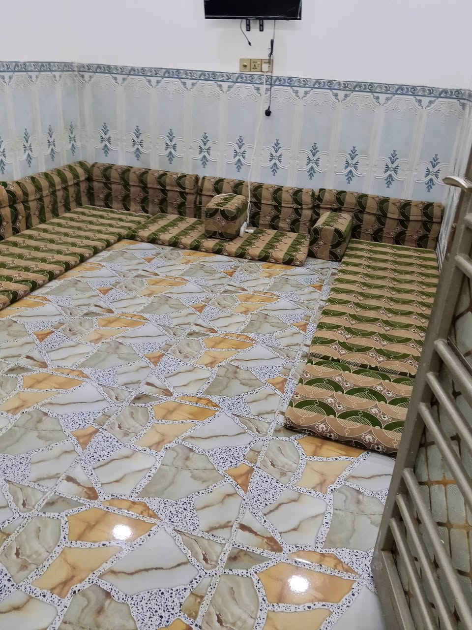 البيت للبيع با الكادميه المساحه 100م كونكريت مسلح مطلوب اسكان بناء جديد2026  يحتوي البيت على غرفه نوم و صاله و مطبخ و براني وصحيات خارجية و داخليه اللاستفسار مراجعة مكتب سلام الجبوري الاتصال ***********

