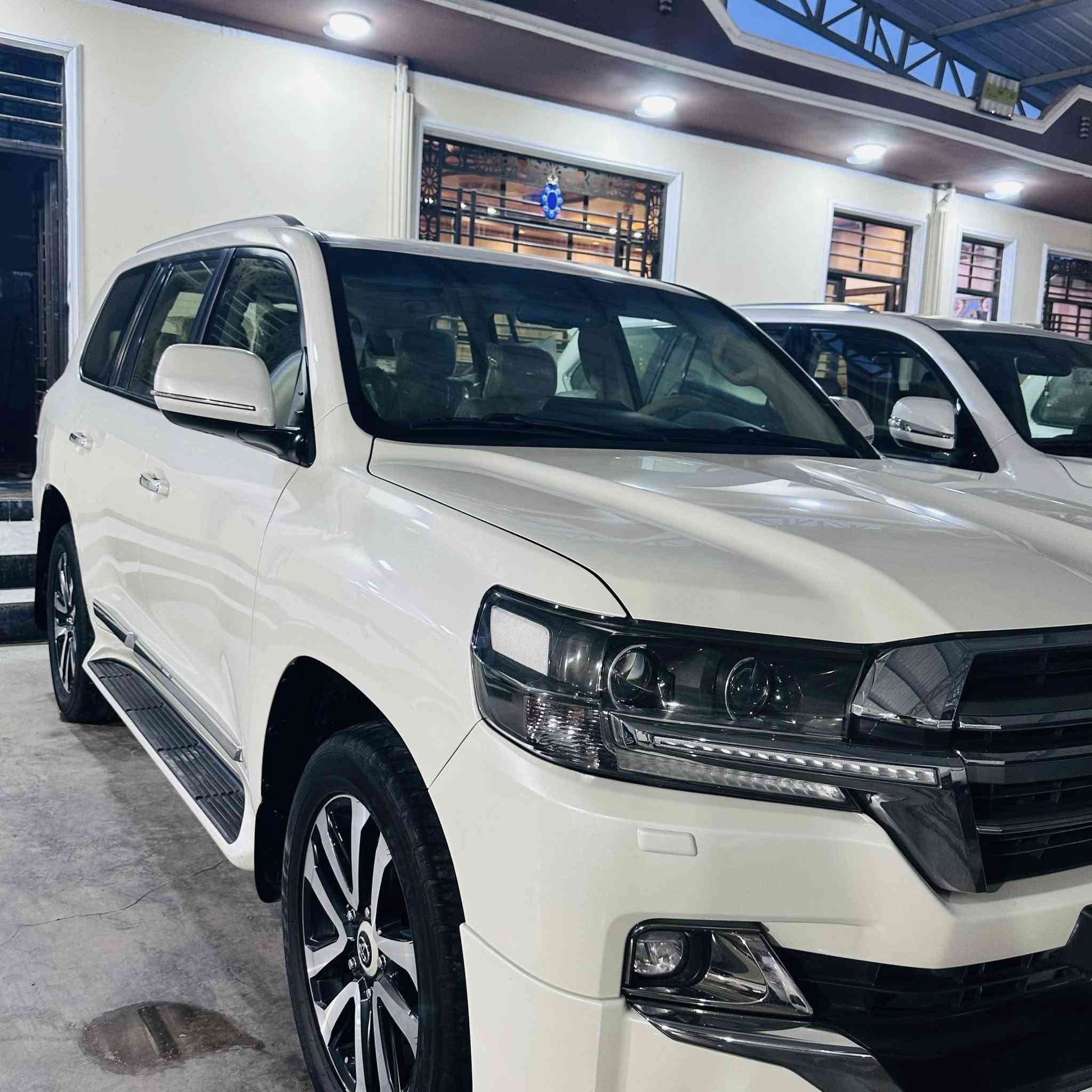 السلام عليكم لاندكروز ٢٠١٩ بريميه ماشيه ٧٣ ألف جنطه كهرباء لايت اصلي ويل كب جبير السياره كفاله عامه سنويه باسامينه ..التواصل على الرقم (***********) السعر ٥٢ ألف وبيها مجال يعني ٥شدات وعشرون
