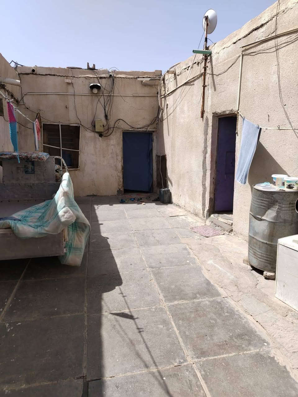 بيت للبيع الواجهه ١٠ تقريب
ونزال ١٥ تقريب مساحة البيت ١٥٠ متر تجاوز بزبير المربد القديم يحتوي على 3 غرف وصاله وديوان ومطبخ خارجي سعر ١٥ وبي مجال الستفسار ***********
