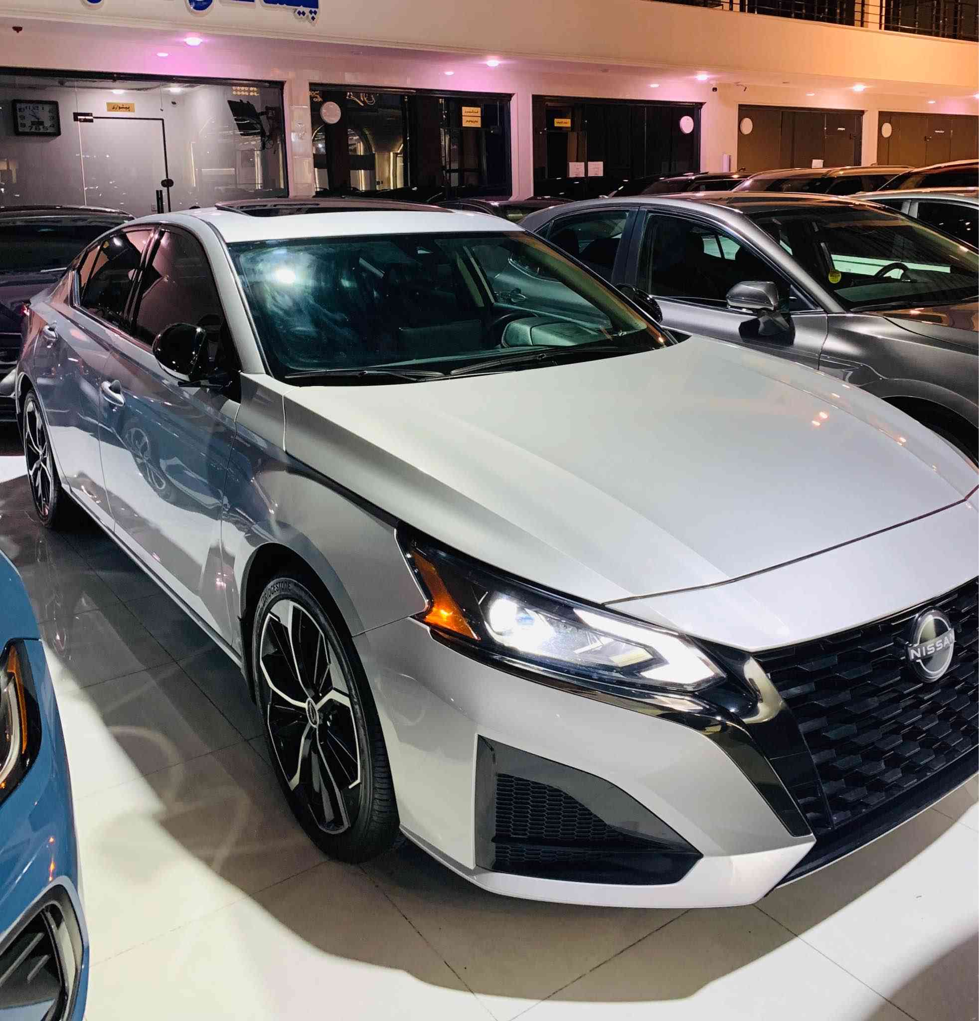 نیسان التیما ٢٠٢٤
مواسەفات Srپلەس
رەنگی سلڤەر 
سلاید شاشە گەورە
وایەر لیس چارچ
کوشن جلد و کارەبایی و هیتەر
گێر لە سوکان
١٥ هەزار مایل رۆیشتووە
دوو دەرگای بیلاد گۆراوە
ناودەرگایی کەمێک سبوغه
ئەرباگی شانیی تەقیوەو بیلاد دانراوەتەوە

رەقەم کاتییە و ٩٠ رۆژی لەگەلە

*********** أربيل, العراق
