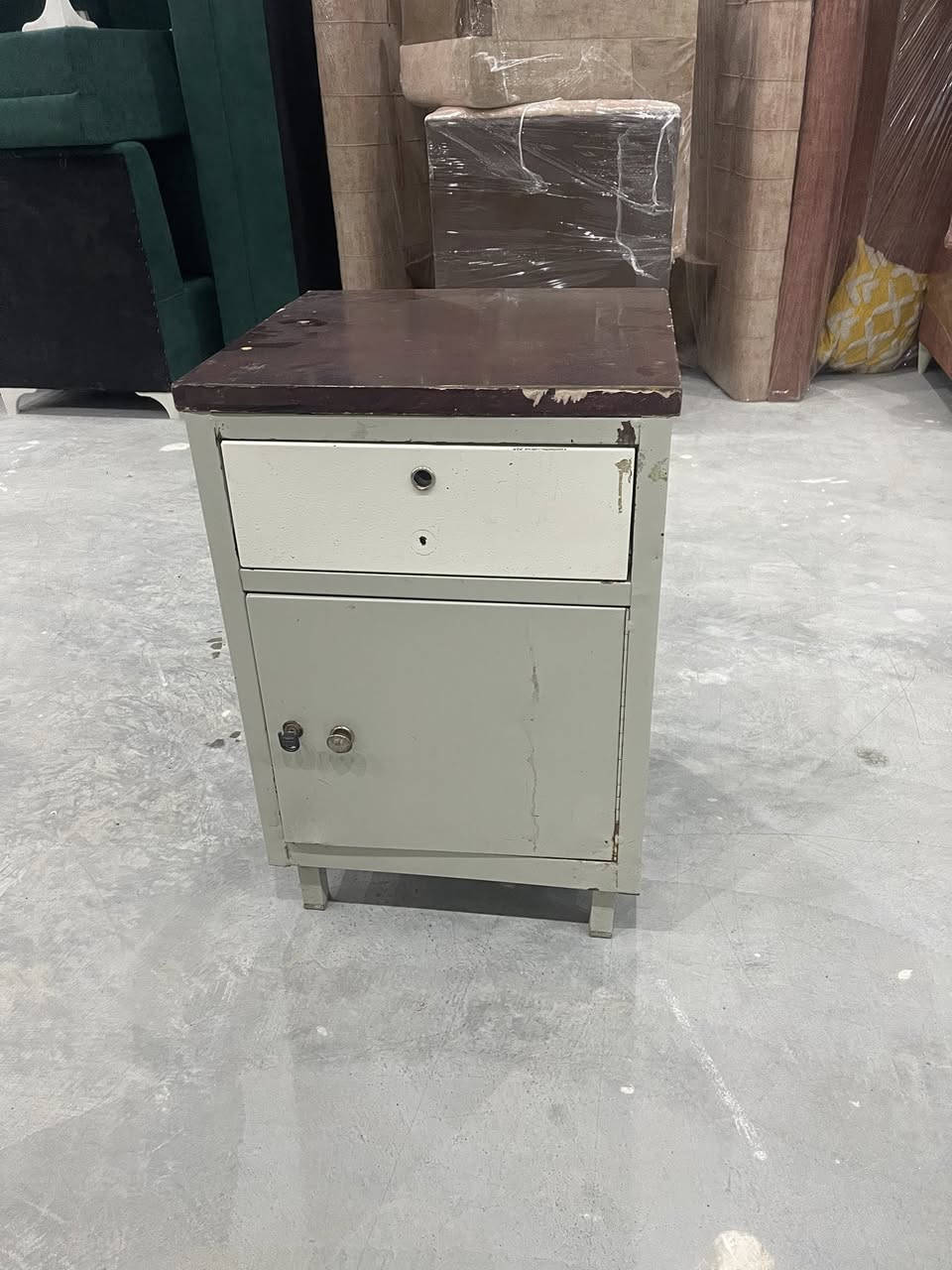 سەرەتا بە ناوی خوای گەورە 
ئەم  مێزە بۆ فرۆشتن  
ژ.م ***********
