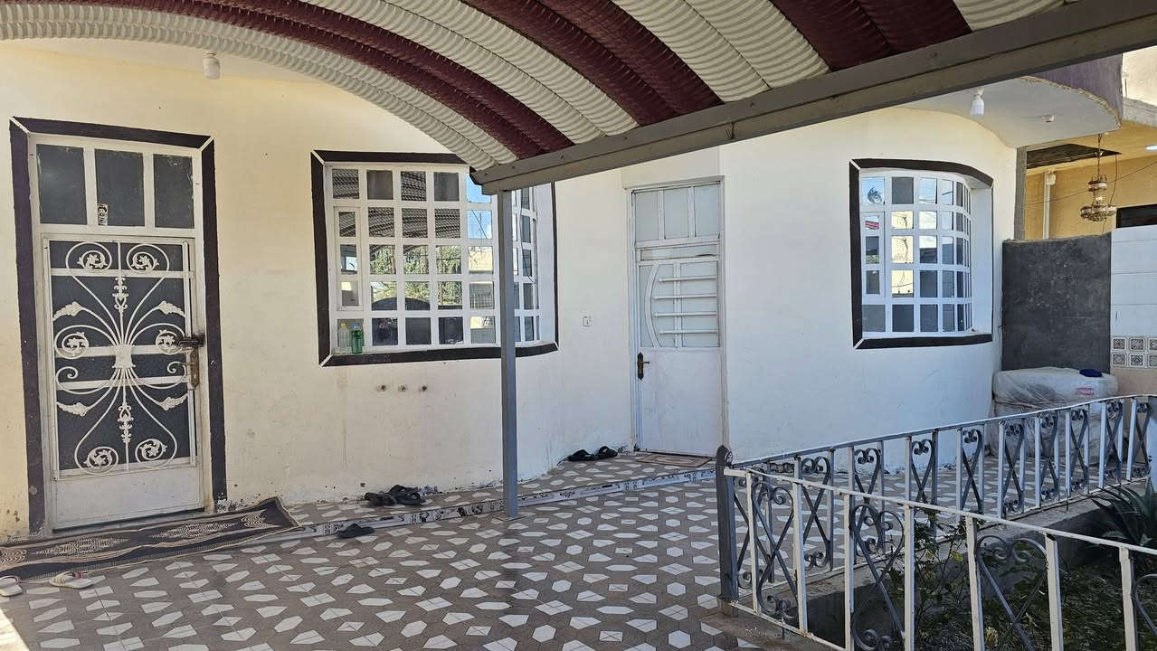 السلام عليكم ورحمة الله وبركاته
للبيع بيت طابقين مساحة 230 متر طابو زراعي قرار 115 ركن على شارعين على التبليط في العزيزيه مشروع عويد متوفره جميع الخدمات 
ماء قوي فول كهرباء وسحب و مدارس قريب على الشارع العام البيت طابقين بناء طابوق يحتوي على ثلاث غرف نوم قياسات الغرف 4*4 و 7*5 و 5*4 وصاله مفتوحه على المطبخ واستقبال 5*7  وحمامات داخليه وصحيات خارجيه وطارمه وحديقه وترك خلفي 
ملاحظه / البناء كله طابوق وصب كون كريت مسلح وسراميك في الطابق الاول وفي الطابق الثاني 
السعر 69 وبيه مجال 
للتواصل ***********
