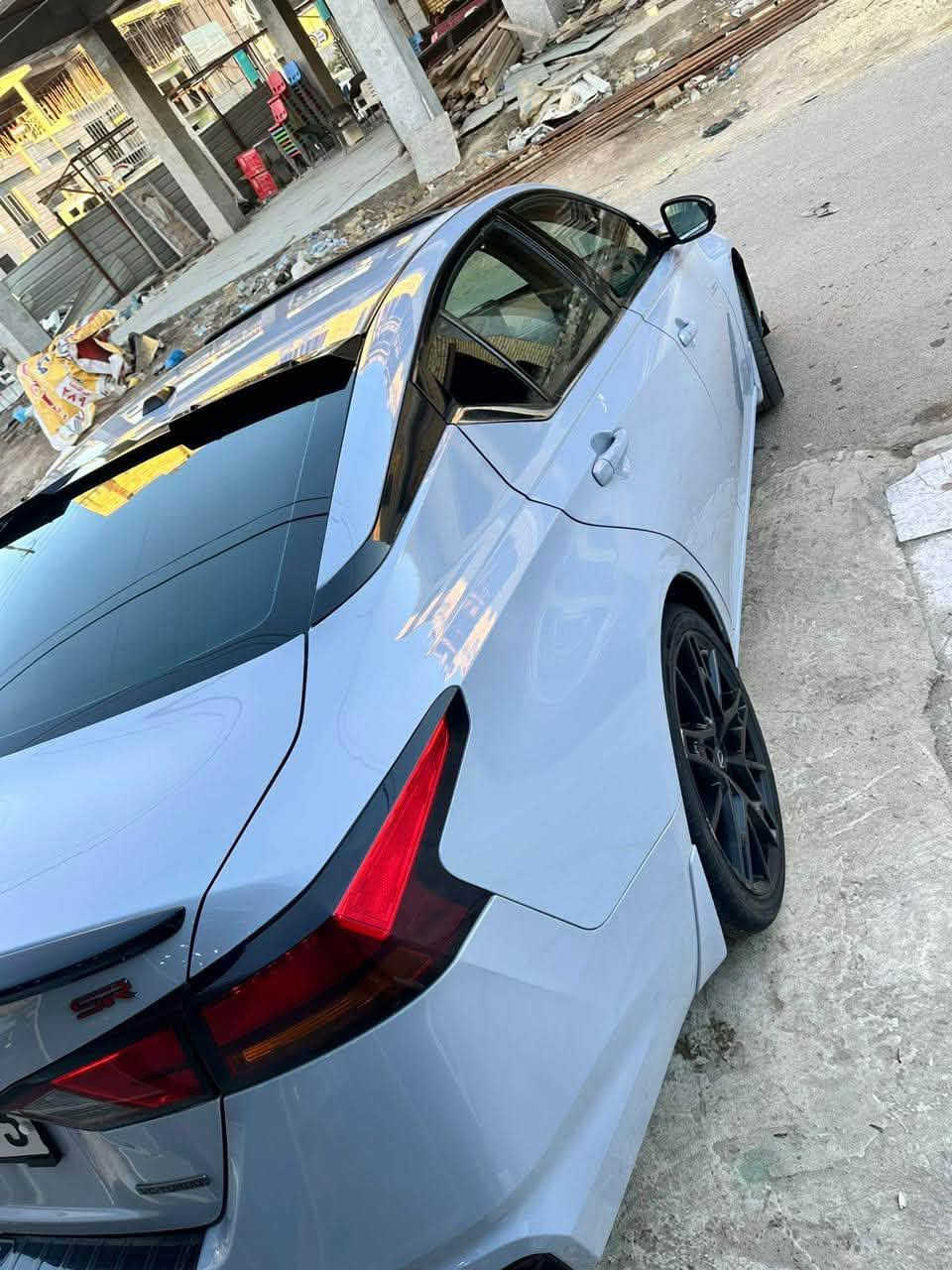 السلام عليكم 

🔺نيسان التيما 2023RS فول الاخير 🔺
🔴 Nissan Altima 2000T🚀🔴
سياره جديده وجاهزه مواصفات 

    .
* قوة 248 🐎 .  
* عزم دوران 370 نيوتن.متر (267 رطل-قدم).
* ناقل حركة Xtronic CVT.
* نظام دفع أمامي (FWD) فقط.

المواصفات الخارجية

* جنوط ألمنيوم رياضية 19 إنش.
* مصابيح LED أمامية.
* شبك أمامي ولمسات رياضية SR.
* جناح خلفي (Spoiler).

المقصورة

* مقاعد رياضية.
* شاشة لمس 8 إنش مع Apple CarPlay وAndroid Auto.
* تشغيل السيارة بالبصمة (Push Start).
* مثبت سرعة.
* كشنات جلد مع بدلات تبديل السرعات (Paddle Shifters).

أنظمة الأمان

* فرملة طوارئ تلقائية.
* تحذير مغادرة المسار.
* مراقبة النقطة العمياء.
* تنبيه حركة المرور الخلفية.
* كاميرا خلفية، و كاميرا 360 درجة.
تدفئه كشنات واستيرن 
الأداء

* التسارع من 0 إلى 100 كم/س يقارب 6.0–6.3 ثانية، وهو أداء قوي بالنسبة لسيارة سيدان متوسطة.  

🔺الضرر واضح بالصوره مجرد بارد بالبنيد فقط لاغير 
🔺السعر / 180 وبيها مجال 
🔺العنوان / ناصريه سوق الشيوخ 
🔺رقمي / ***********

