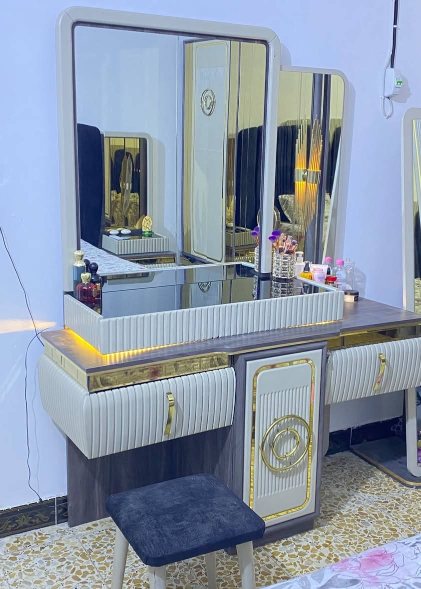 غرفة نوم خشب ايطالي ثقيل جداً
متكونه من 8 قطع 
سرير مخزن
تحتوي على ضرر واحد في قطعة الجرارات المفرده 
باقي الغرفه نضيفه جدا 
مدة لاستخدام سنه 
سعر الشراء 3 ملايين ونص
سعر البيع مليون ونص 
للاستفسار لاتصال على ***********
