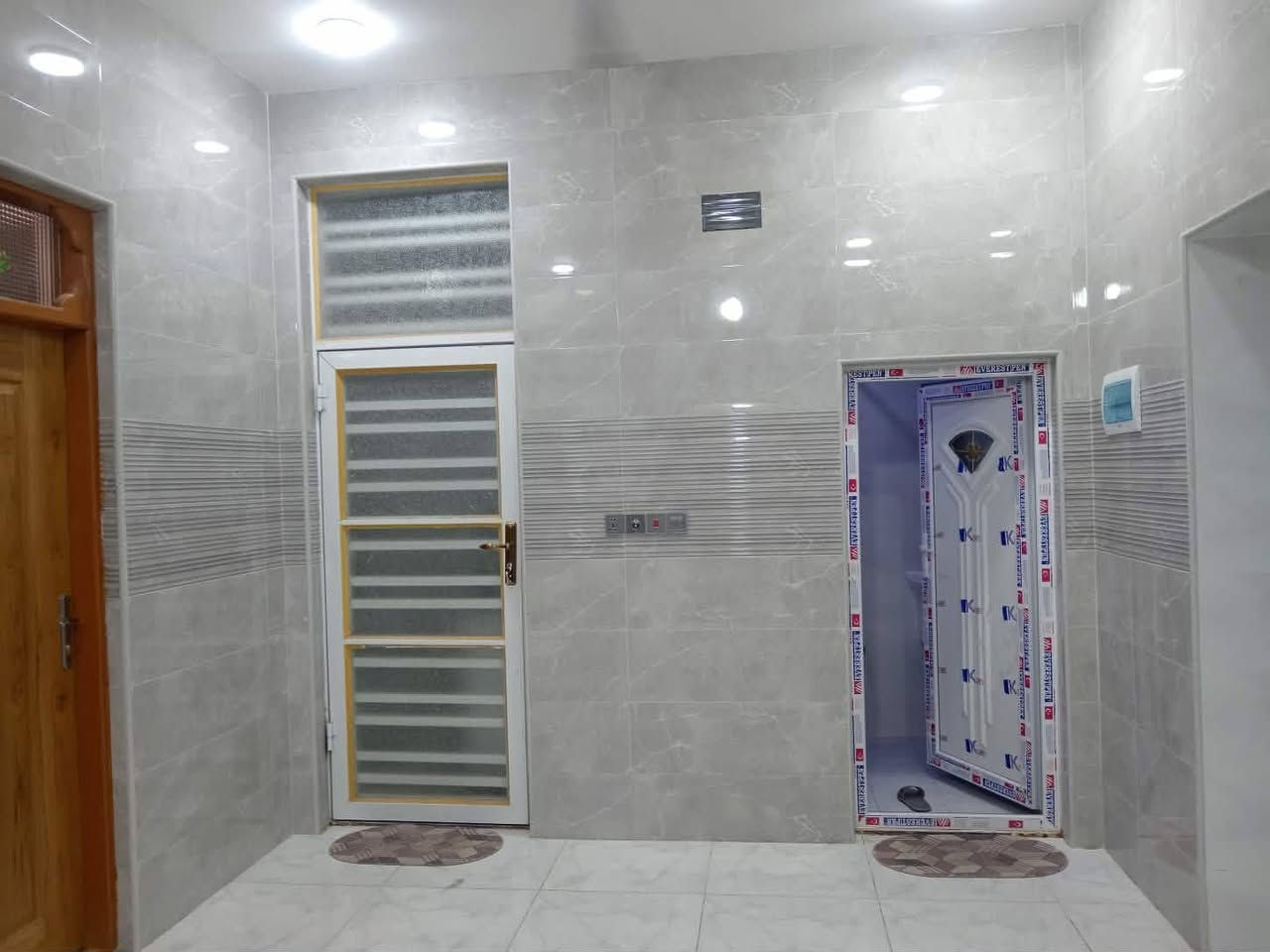 يعلن مكتب الاصدقاء للوساطة العقاريه

دار للبيع  125متر مربع بيه غرفتين نوم  شغل جناي ومستعجل علبيعته
طابوزراعي سند 25اقرار محكمه ثاني يوم🏡مشمول بقرار 320
✅ تحفه فنيه شغل درجه اوله جيب مهندس وافحص 

موقع ,البيت /نجف🏡 ملحق قرية الغديرنفسه بالملحق 

عنوان المكتب شارع الصب مقابل قرية الغدير عمود 261
البناء 🏡 
غرفتين   نوم/صاله/مطبخ استقبال/طرمه /صحيات/مكشوفه
بناء مرتب/ اساس + سقف كونكريت + طابوق جمهوري+سيراميك الواح هندي+ارضيه بورسلين ثقيل ++

ألخدمات 🏡 عرض الشارع 12
ماء/كهرباء/مدارس/سوق/تبليط/مولد
***********
