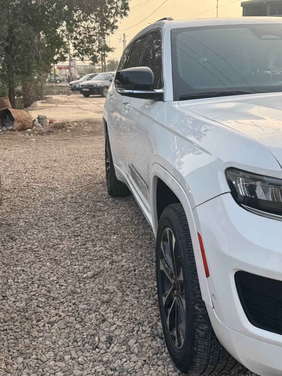 جيب كراند شيروكي اوفرلاند L .
الموديل : 2022  . 
‎المحرك : 5700 - V8  . 
‎العداد :   ( 52 الف ميل )

‎المواصفات :
‎* دفع رباعي 4x4 . 
‎* نظام تعليق هوائي (جكات). 
‎* قيادة ذاتية عند المنعطفات. 
‎* رادار امامي مع مانع تصادم . 
‎* تحذير الخروج عن المسار . 
‎* تحذير النقطة عمياء ⚠ .
‎* نظام تحذير عند التقاطعات. 
‎* نظام تحذير عند تجاوز السرعة المحددة.  
‎* نظام تقليل الضجيج داخل المقصورة. 
‎* إنارة محيطية. 
‎* شاحن موبايل وايرلس. 
‎* تعديل وضعيات مقود السائق كهربائيا. 
‎* مرايا تعتيم ذاتي. 
‎* المرايا الجانبية قابلة للطي كهربائيا. 
‎* نظام الصوت 9 سماعات.
‎* ويل قياس 20 انج .
‎* سقف بانوراما .  
‎* شاشه كبيرة 10.1 انج . 
‎* نظام الخرائط (GPS) .
‎* عرض خرائط الطريق على لوحة القيادة.
‎* لوحة القيادة بقياس 10 أنچ.   
‎* كاميرا للمرأة الداخلية. 
‎* المصابيح الأمامية زنون .
‎* كشافات الضباب زنون . 
‎* دخول ذكي. 
‎* بصمة على 5 ابواب للدخول الذكي. 
‎* تشغيل عن بعد .
‎* الصندوق الخلفيي كهربائي .
‎* فتح الصندوق الخلفي مع حركة القدم.
‎* فرش المقصورة الداخلية من الجلد الطبيعي الفاخر .
‎* اضافات من الخشب الطبيعي للمقصورة الداخلية. 
‎* ذاكرة لحفظ وضعيات الجلوس للسائق. 
‎* ذاكرة لحفظ وضعيات الجلوس للراكب.
‎* مساج للمقاعد الامامية السائق والراكب. 
‎* المقاعد الأمامية كهربائية .
‎* المقاعد الأمامية تبريد وتدفئة .
‎* المقاعد الخلفية تدفئة .
‎* ستائر للشبابيك الخلفية. 
‎* انارة داخلية LED متعددة الالوان . 
‎* حساسات امامية. 
‎* حساسات خلفية . 
* 7 راكب .
* مكيف خلفي مع وحدة تحكم منفصلة . 
‎* تدفئة ستيرن . 
‎* مانع تصادم خلفي .
‎* بلوتوث تلفون . 
‎* محدد سرعة . 
‎* نظام التشغيل والاطفاء الاوتوماتيكي .
‎* نظام بريك اوتماتيكي .
* ⁠الضرر /باب الصدر الي بصف السايق تبديل نفسي اللون 
موجود صوره السونار🚨🚨🚨🚨
 
 
السعر 39.000$ 💵💵  ببه مجال

----------------
مكانه/ بابل /  المسيب
*********** الفلوجة, الأنبار
