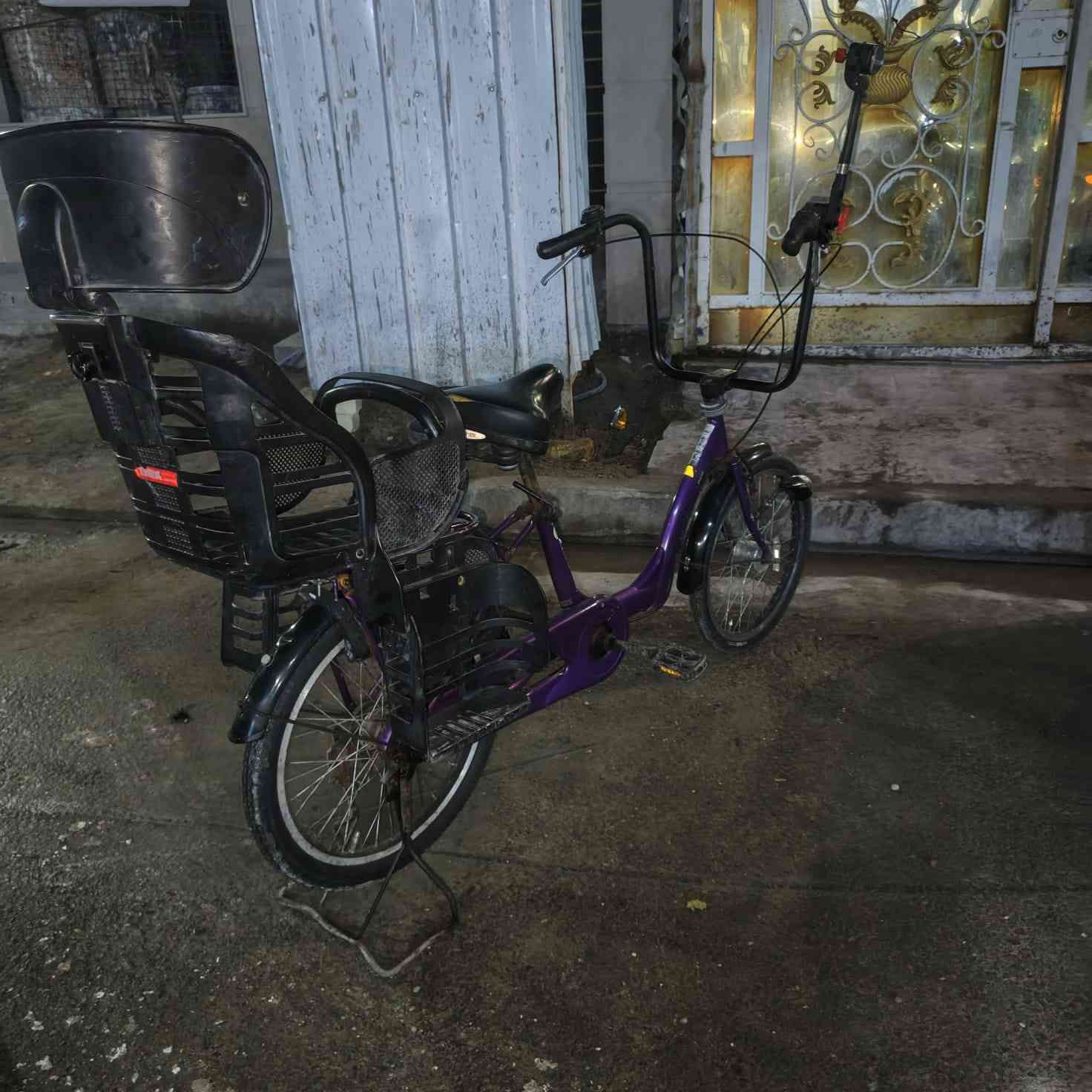 سلام عليكم  بايسكل برج ستون جديد البارحه أخذته من سيد حسون نضافه٩٥ ستيرن مربع كير وحساس تايرات مال حاويه بريك أمامي وخلفي شغال كله كير حساس شغال لون  بنفسجي سعر 150 بي مجال  مكان بغداد حي القاهره.   لاستفسار *********** ملاحظه ابيع بدون غراض اذا ويه الغراض السعر يختلف
