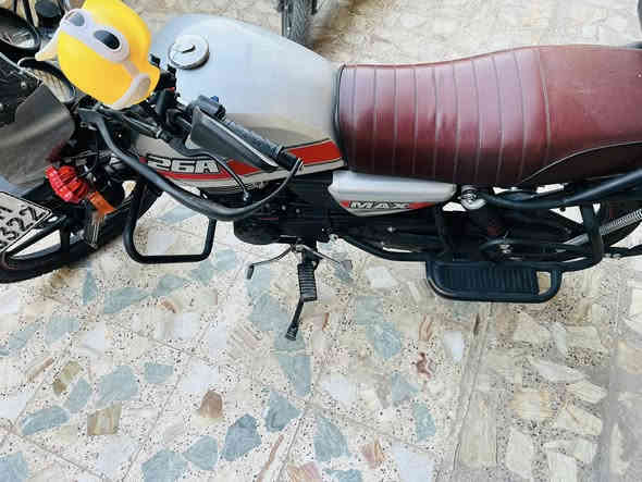 السلام عليكم دايون رقم وسنوية بغداد 
الله شاهد بس حاطلها صندوك ممشتغل بيها دلفري 
دراجة كهربائياتها شغالة مابيها نقص 
تجي تشوف بعينك 
السعر 2400 
مكاني البلديات بغداد 
***********
اتصال وواتساب
