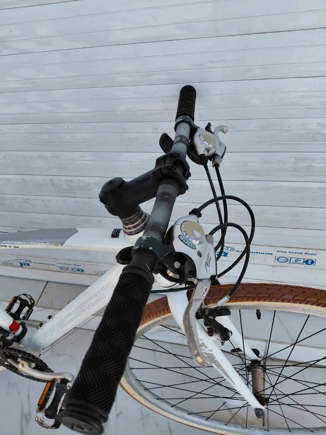 PRECISION C700 ارتفاع الفريم 46 فول المنيوم ماشة حديد 3 × 8 سرعات من SHIMANO ويالة طبقتين كمبليون تايرات 700 / 37 جاهز ومرتب السعر 165 الف شامل التوصيل    ✈يوجد توصيل لجميع المحافضات ✈ كركوك مدخل سايدين حي الاسرى والمفقودين  معرض ابو شيفان ( *********** )
